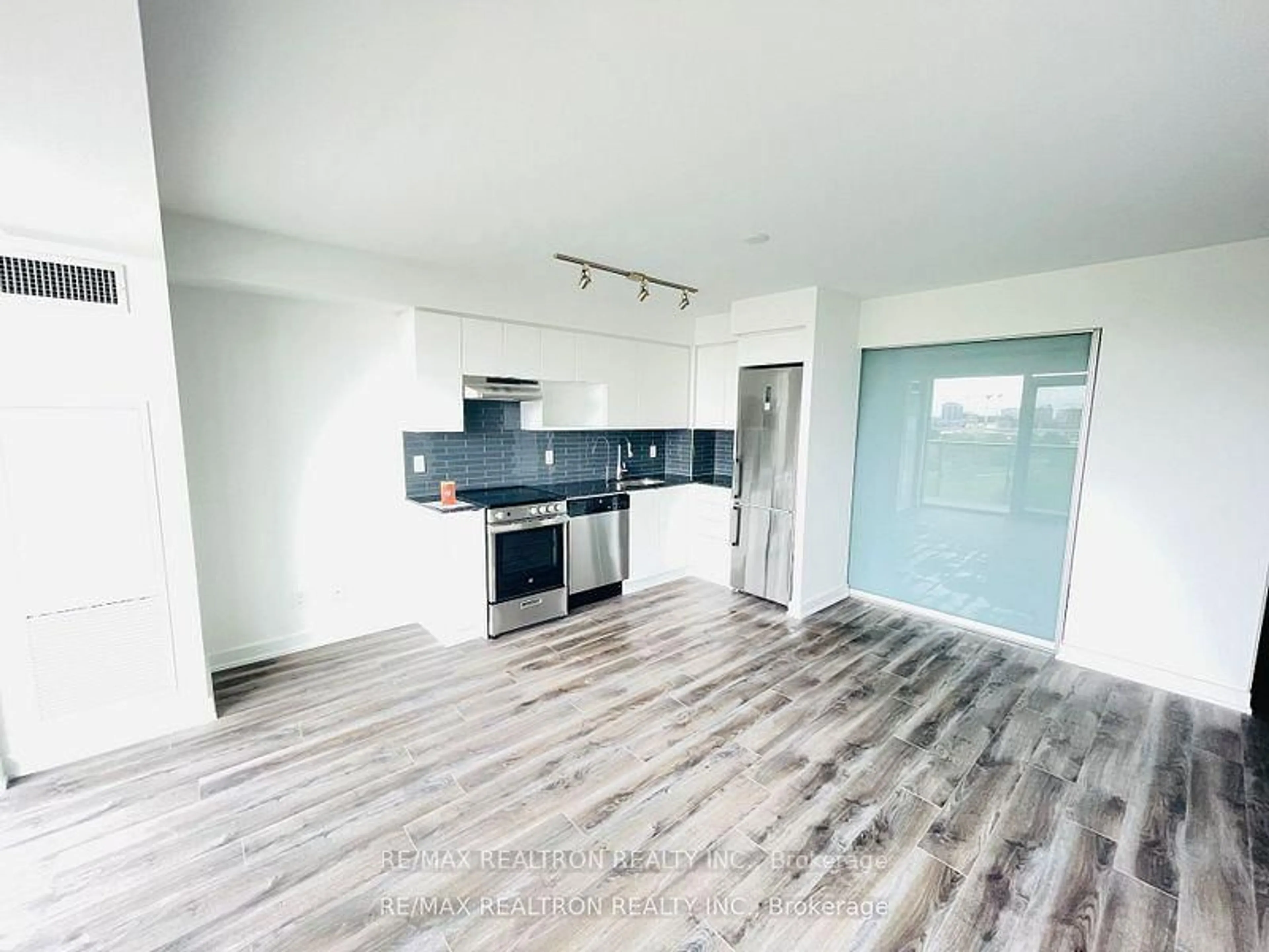 Open concept kitchen, wood/laminate floor for 120 Varna Dr #1007, Toronto Ontario M6A 0B3