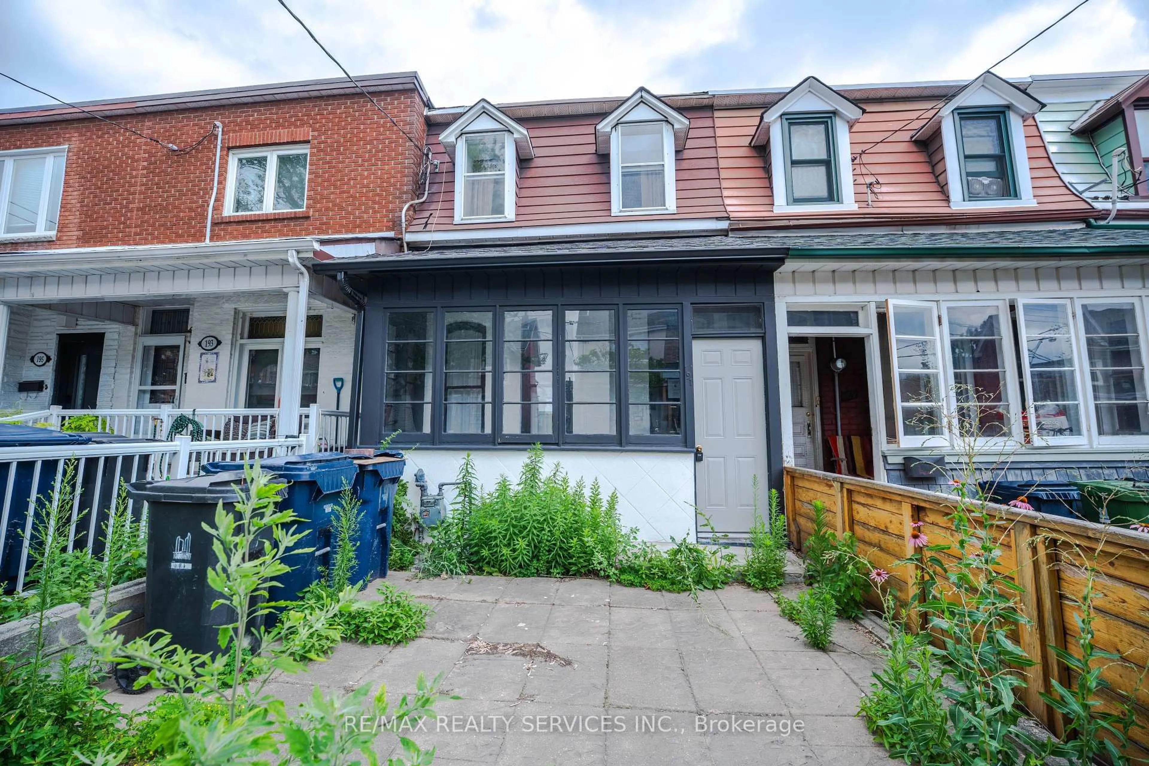 A pic from outside/outdoor area/front of a property/back of a property/a pic from drone, street for 191 Gladstone Ave, Toronto Ontario M6J 3L3