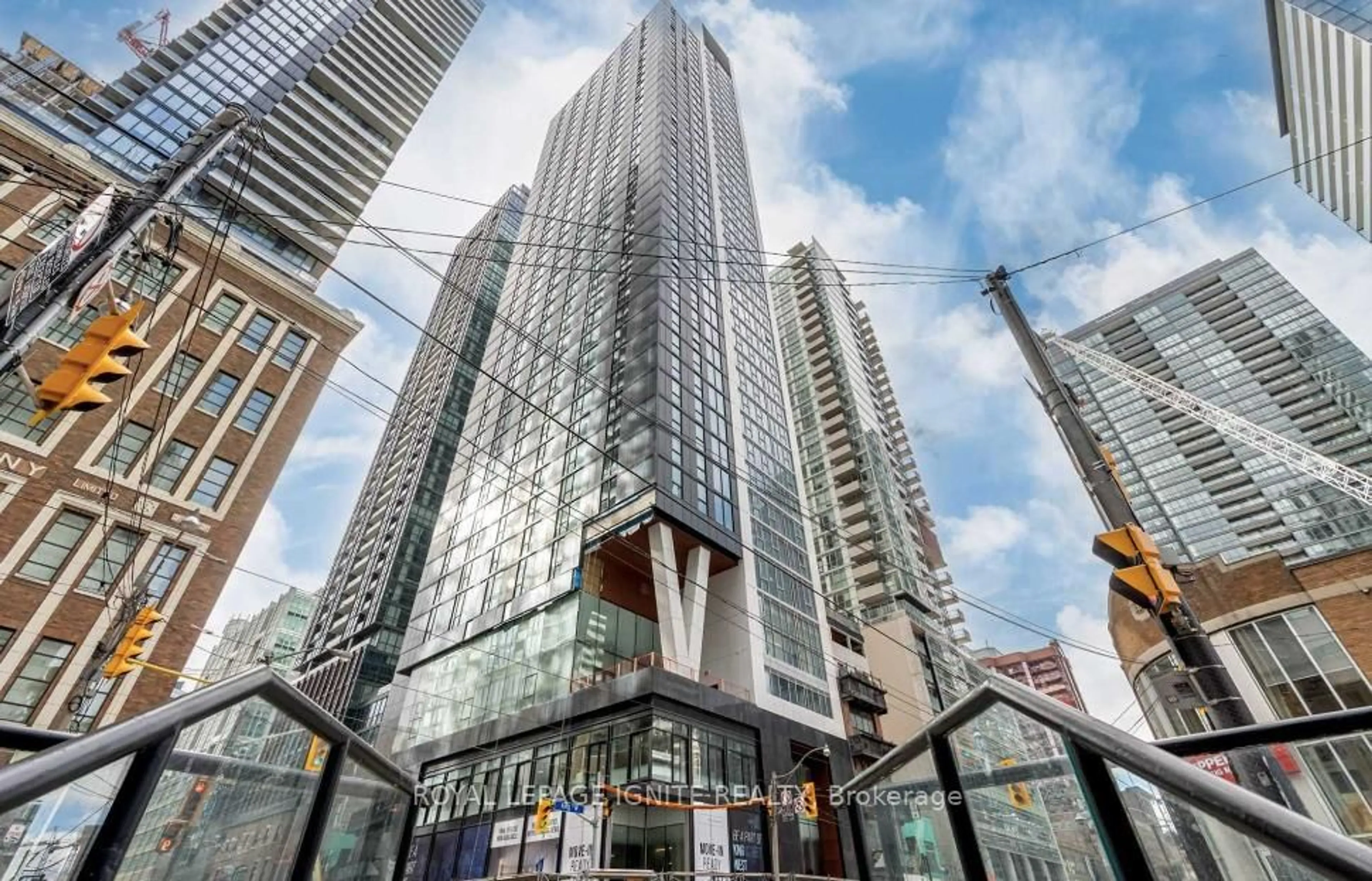 Indoor foyer for 357 King St #504, Toronto Ontario M5V 0S7