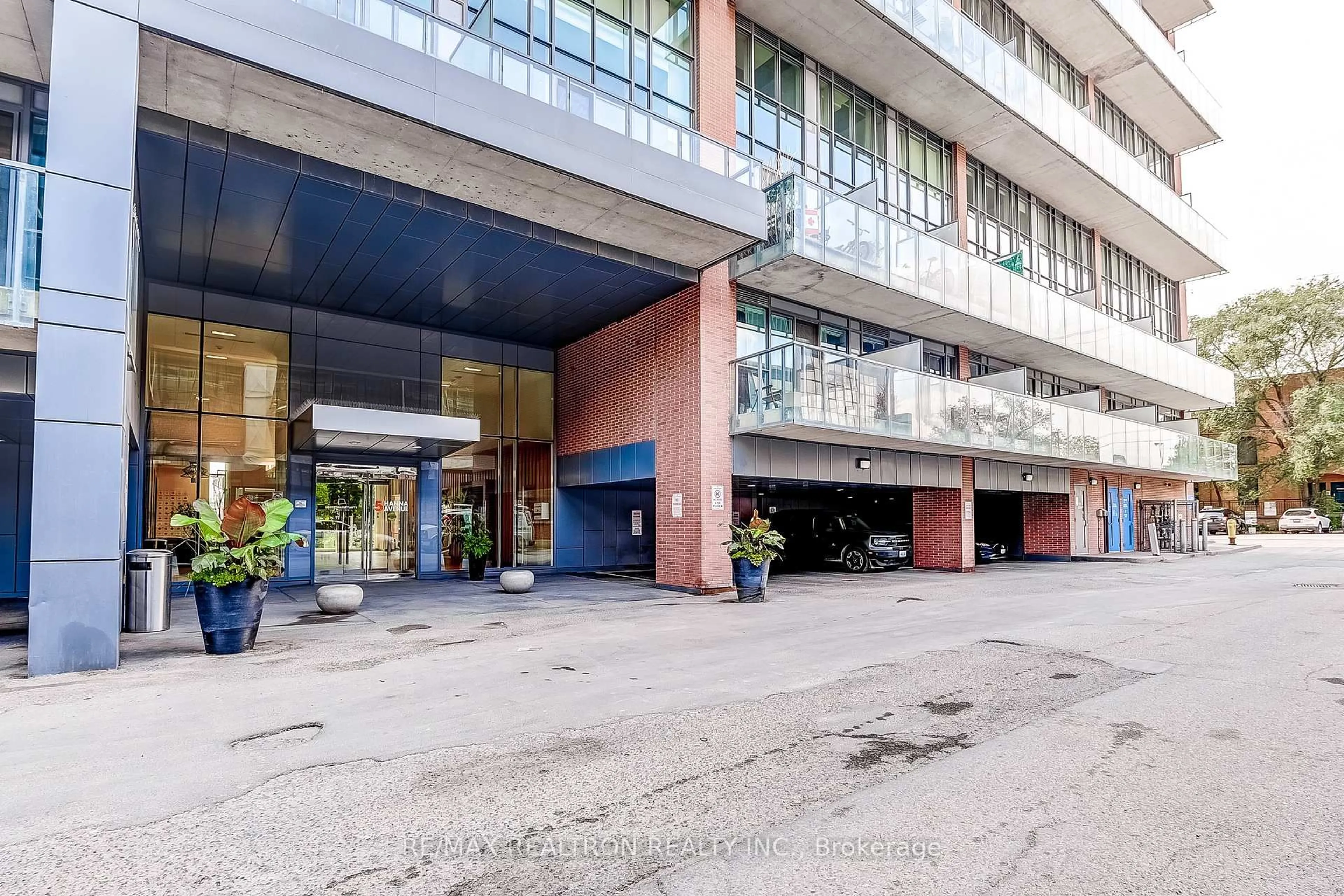 Indoor foyer for 5 Hanna Ave #449, Toronto Ontario M6K 0B3