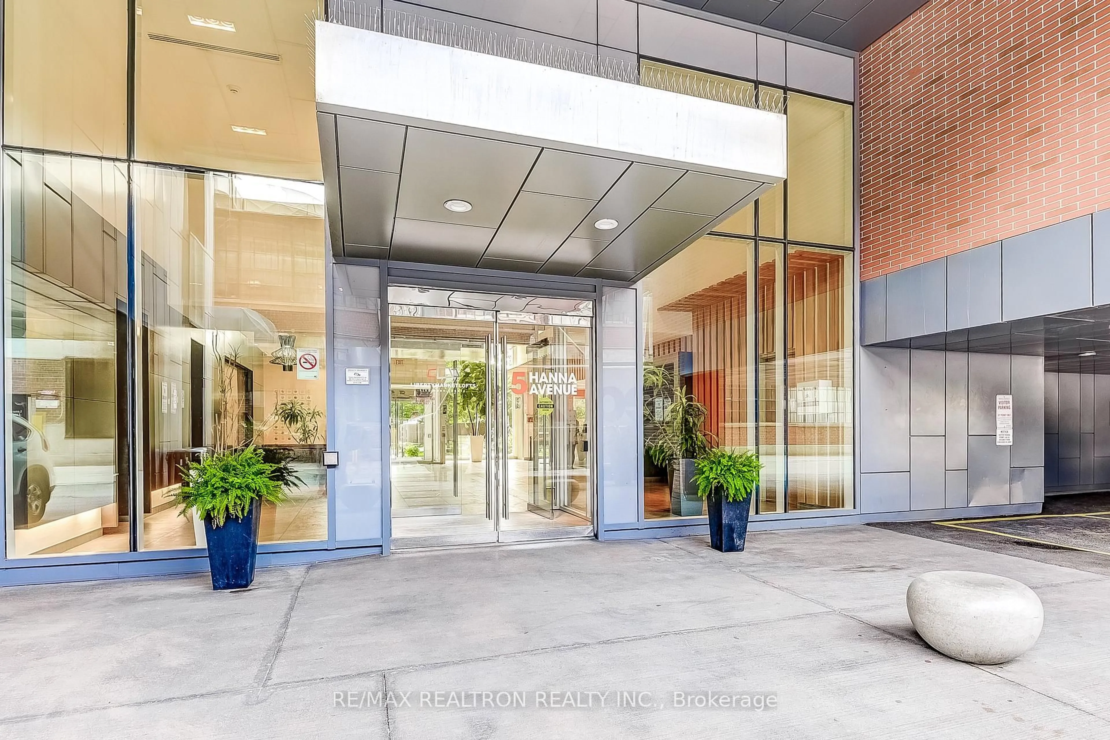 Indoor foyer for 5 Hanna Ave #449, Toronto Ontario M6K 0B3