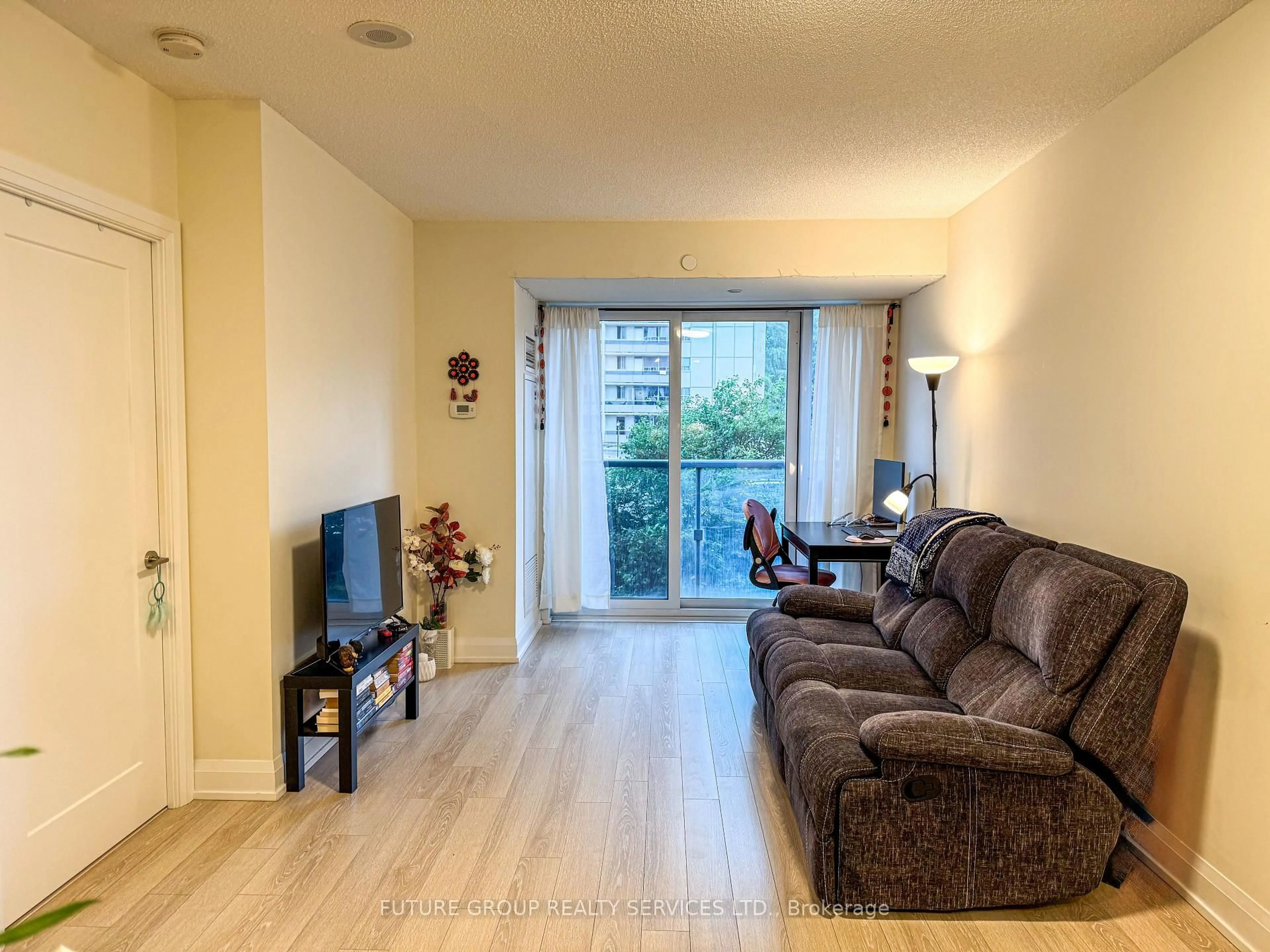 Living room with furniture, wood/laminate floor for 18 Graydon Hall Dr #306, Toronto Ontario M3A 2Z9