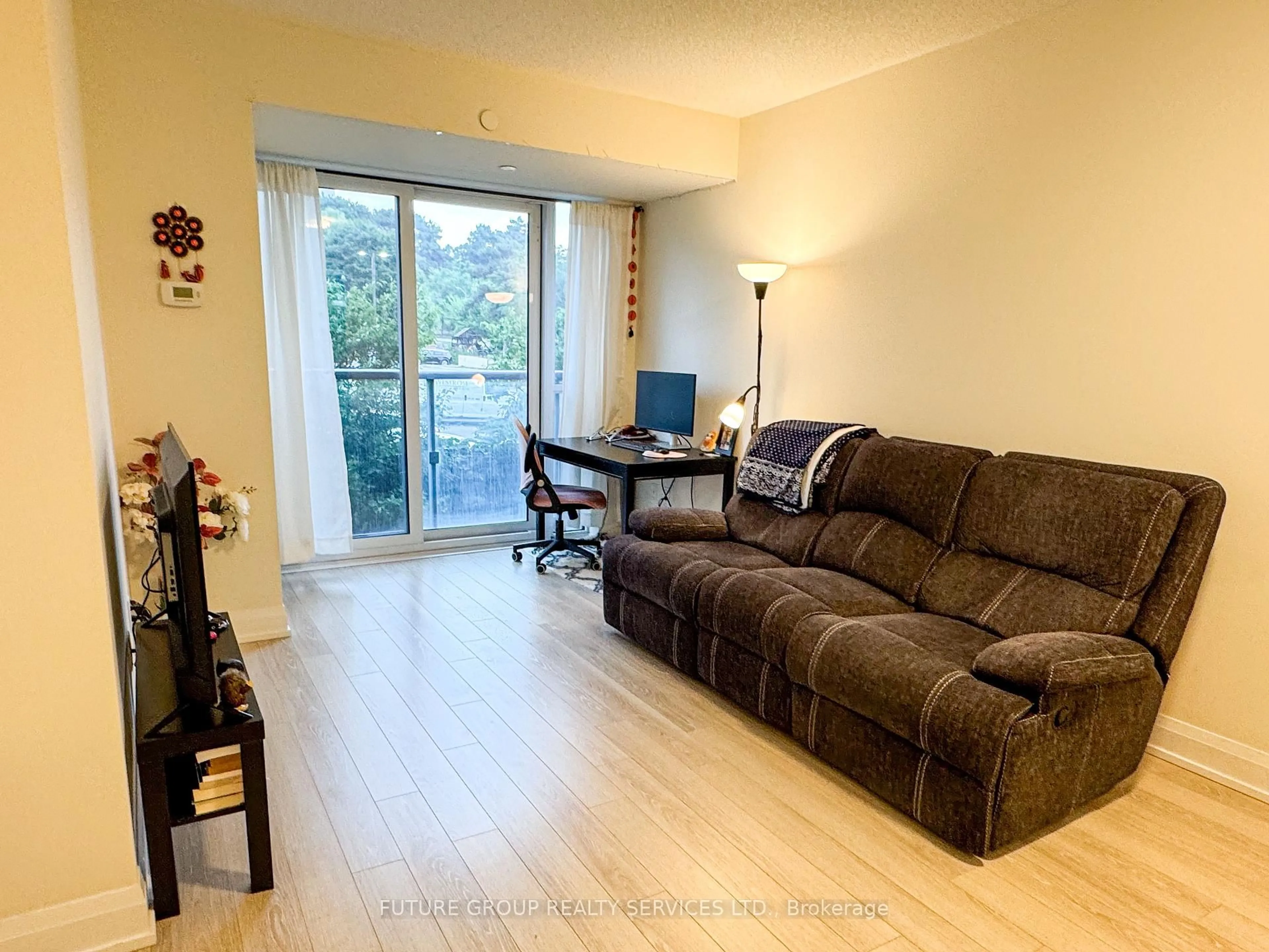 Living room with furniture, wood/laminate floor for 18 Graydon Hall Dr #306, Toronto Ontario M3A 2Z9