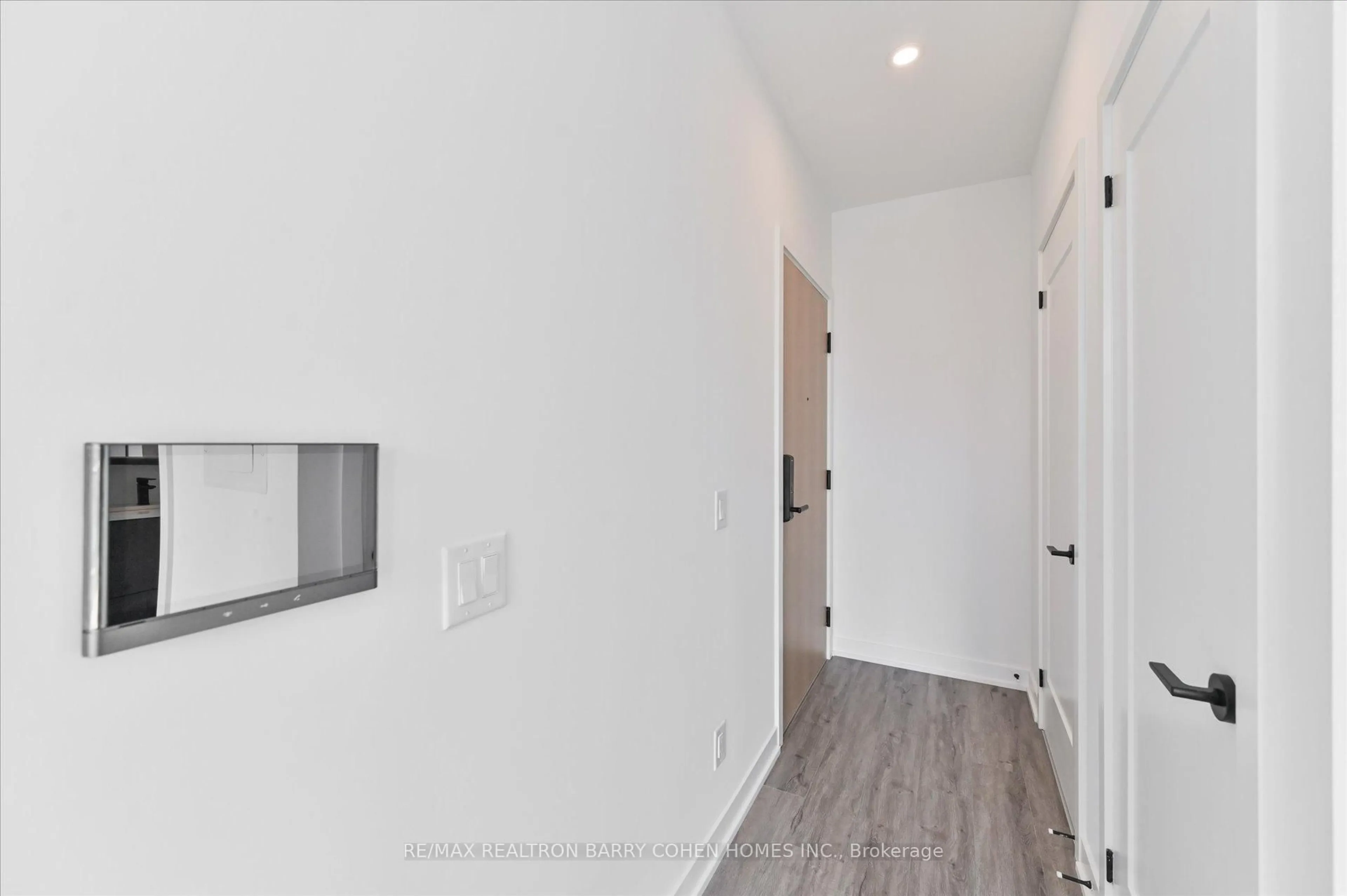 Indoor entryway for 5 Defries St #1118, Toronto Ontario M5A 0W7