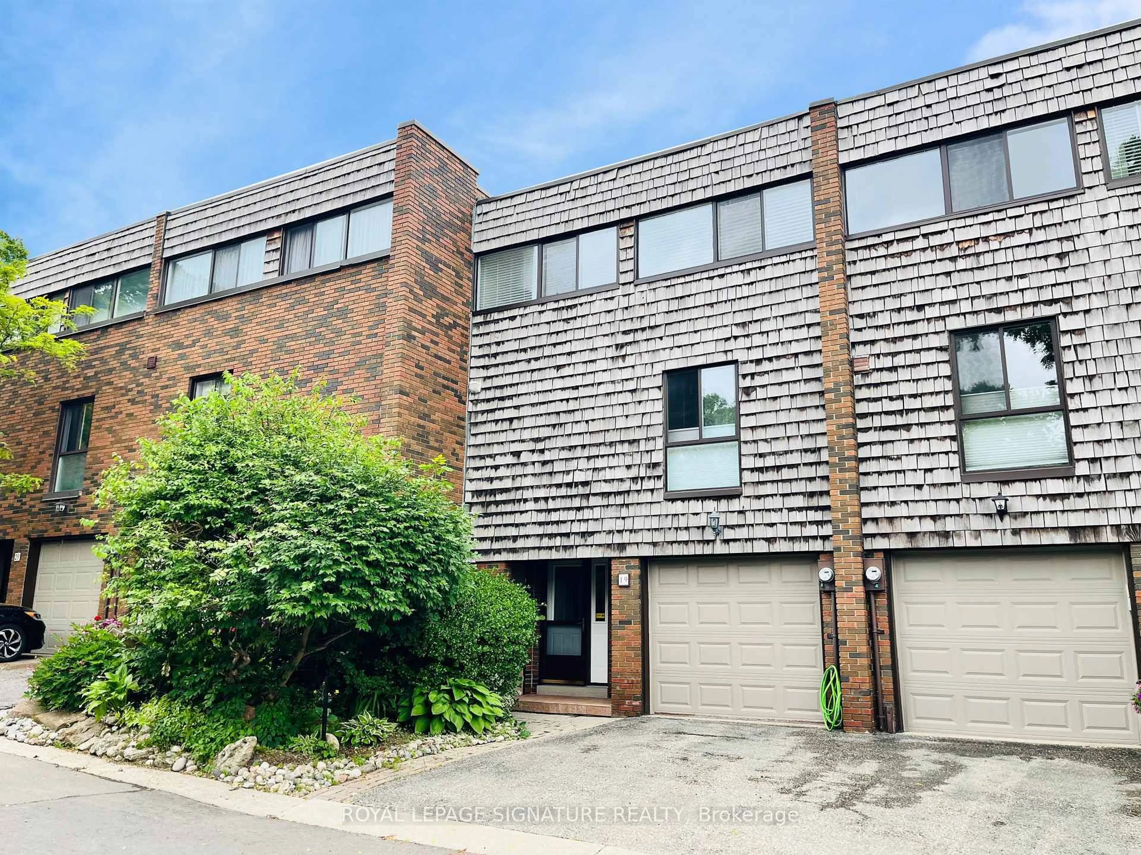A pic from outside/outdoor area/front of a property/back of a property/a pic from drone, street for 19 Laurie Shepway, Toronto Ontario M2J 1X7