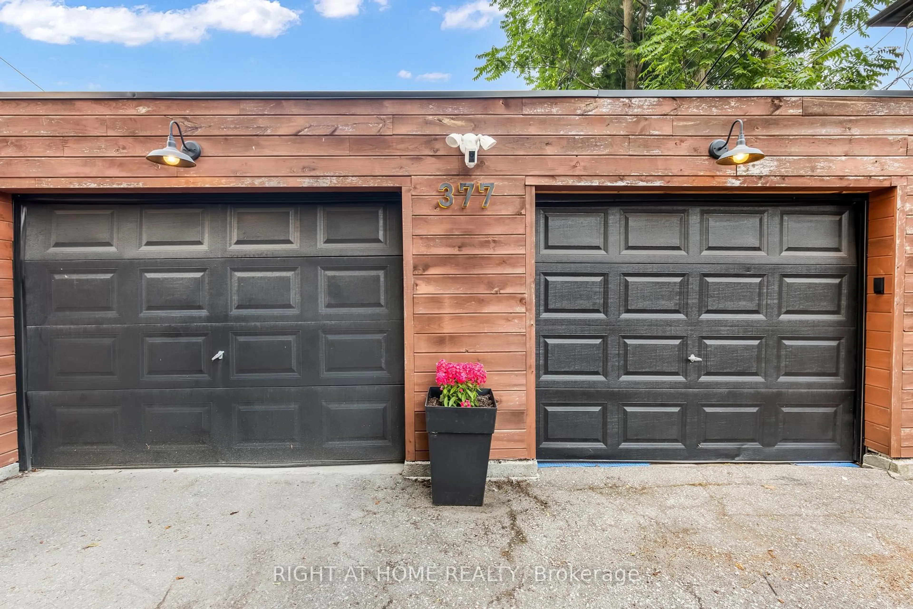 Indoor garage for 377 Lansdowne Ave, Toronto Ontario M6H 3Y2