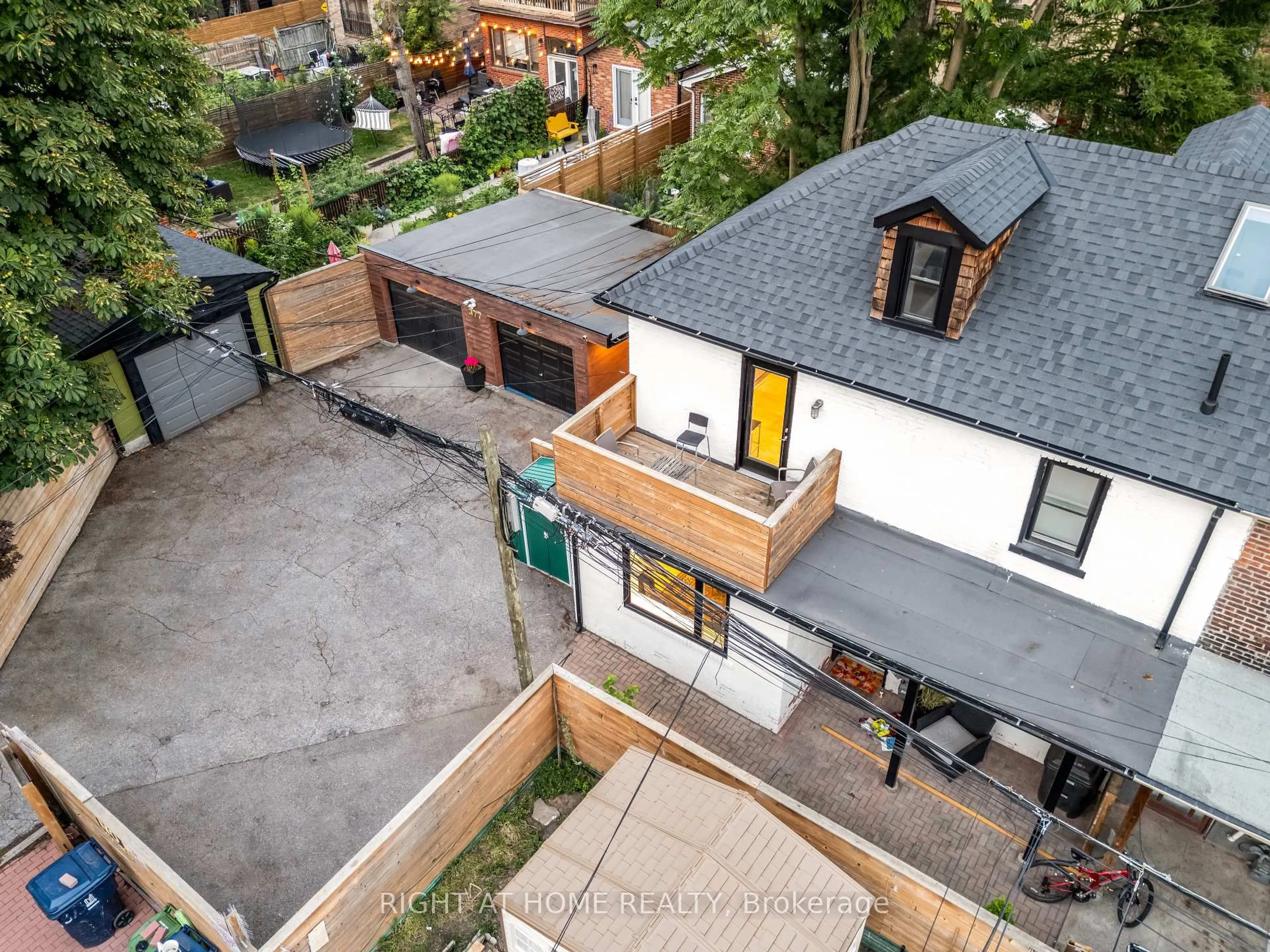 A pic from outside/outdoor area/front of a property/back of a property/a pic from drone, street for 377 Lansdowne Ave, Toronto Ontario M6H 3Y2