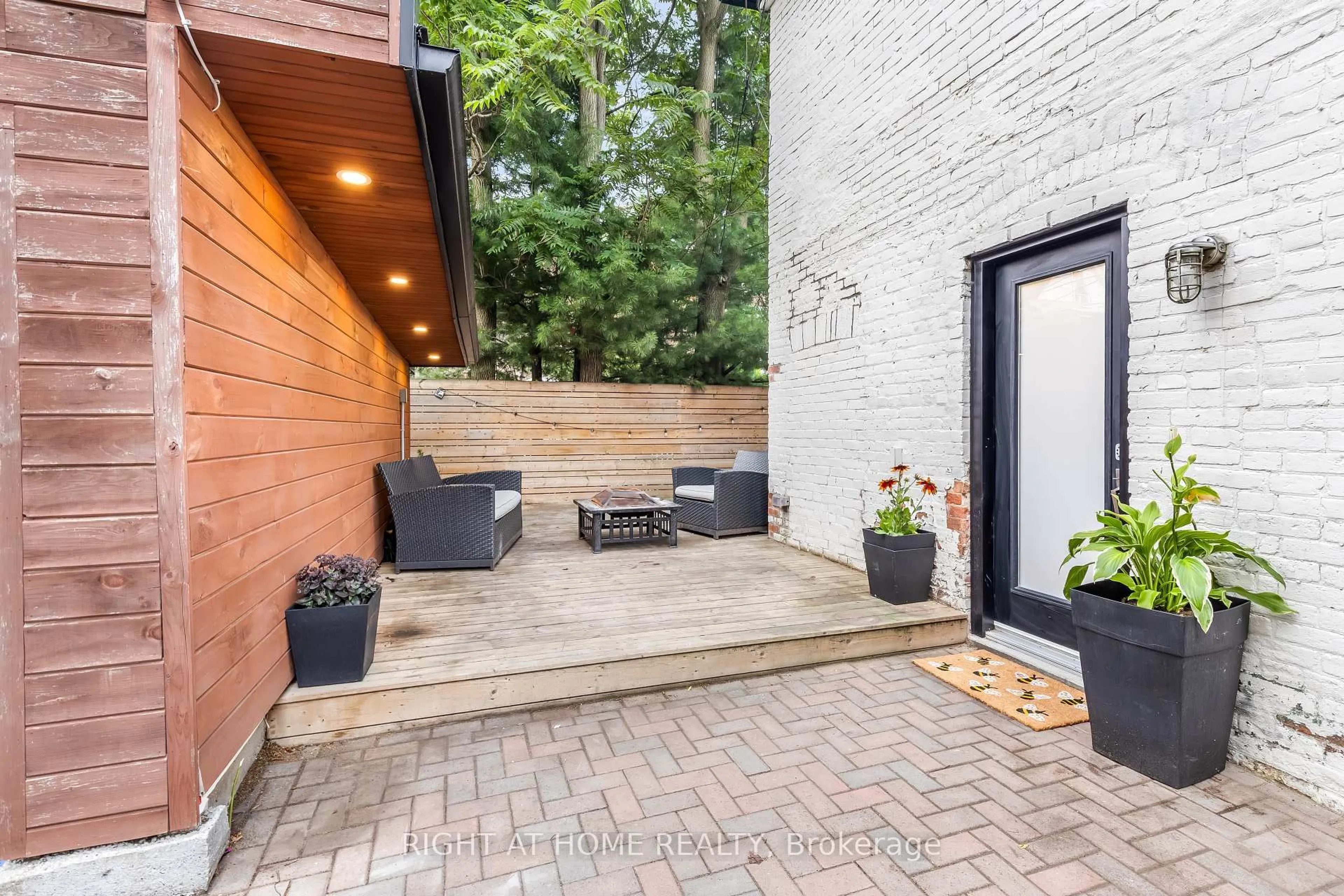 Patio, street for 377 Lansdowne Ave, Toronto Ontario M6H 3Y2