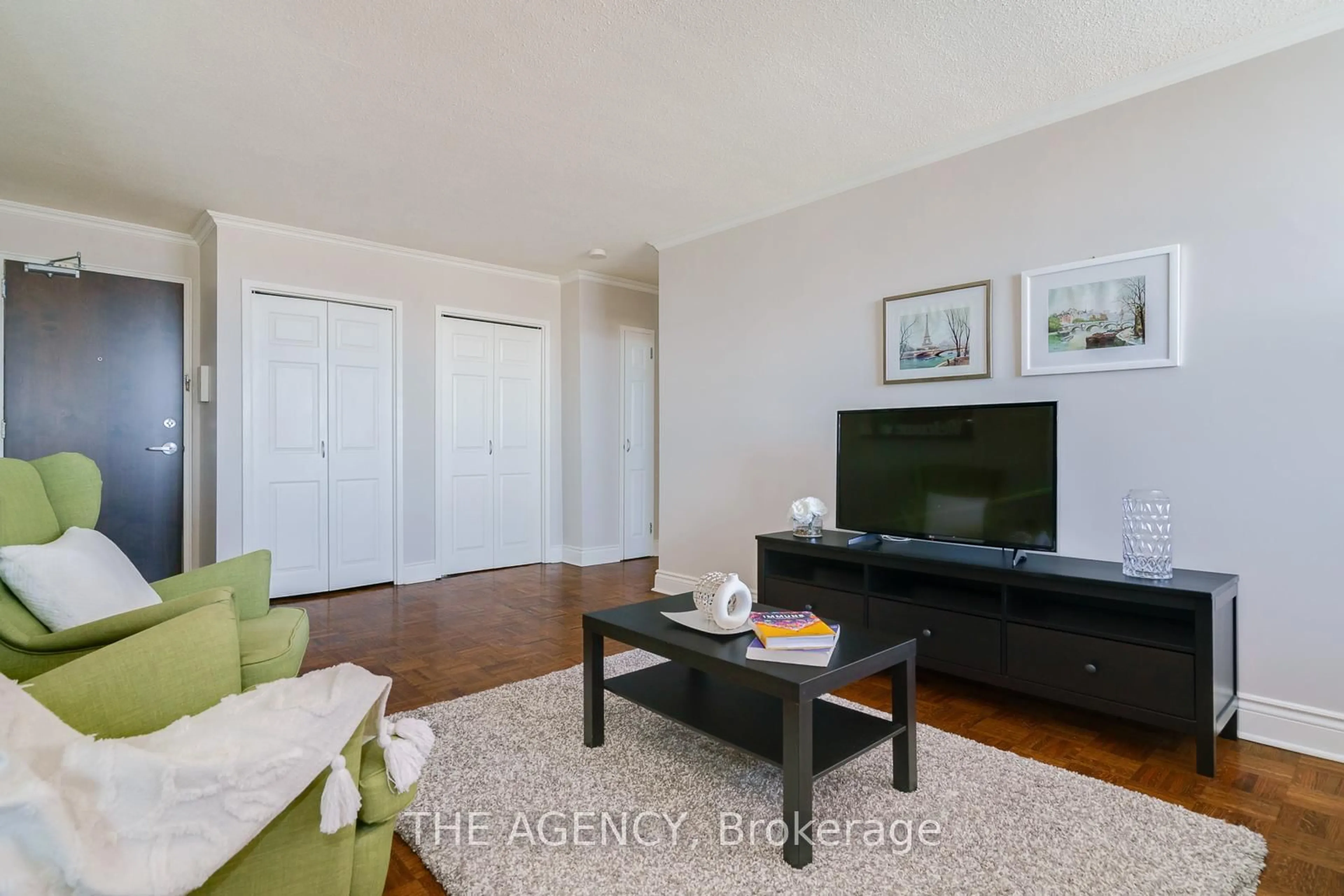 Living room with furniture, wood/laminate floor for 5949 Yonge St #1504, Toronto Ontario M2M 3V8