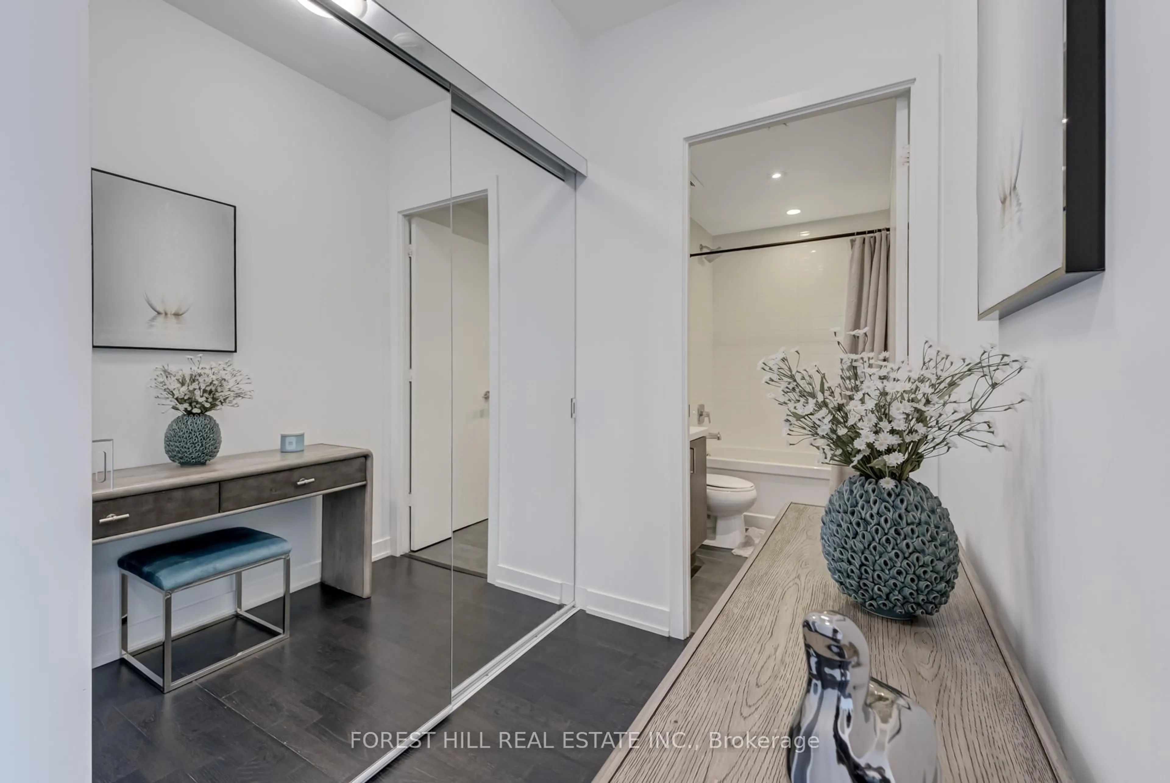Indoor entryway for 501 St. Clair Ave #602, Toronto Ontario M5P 0A2