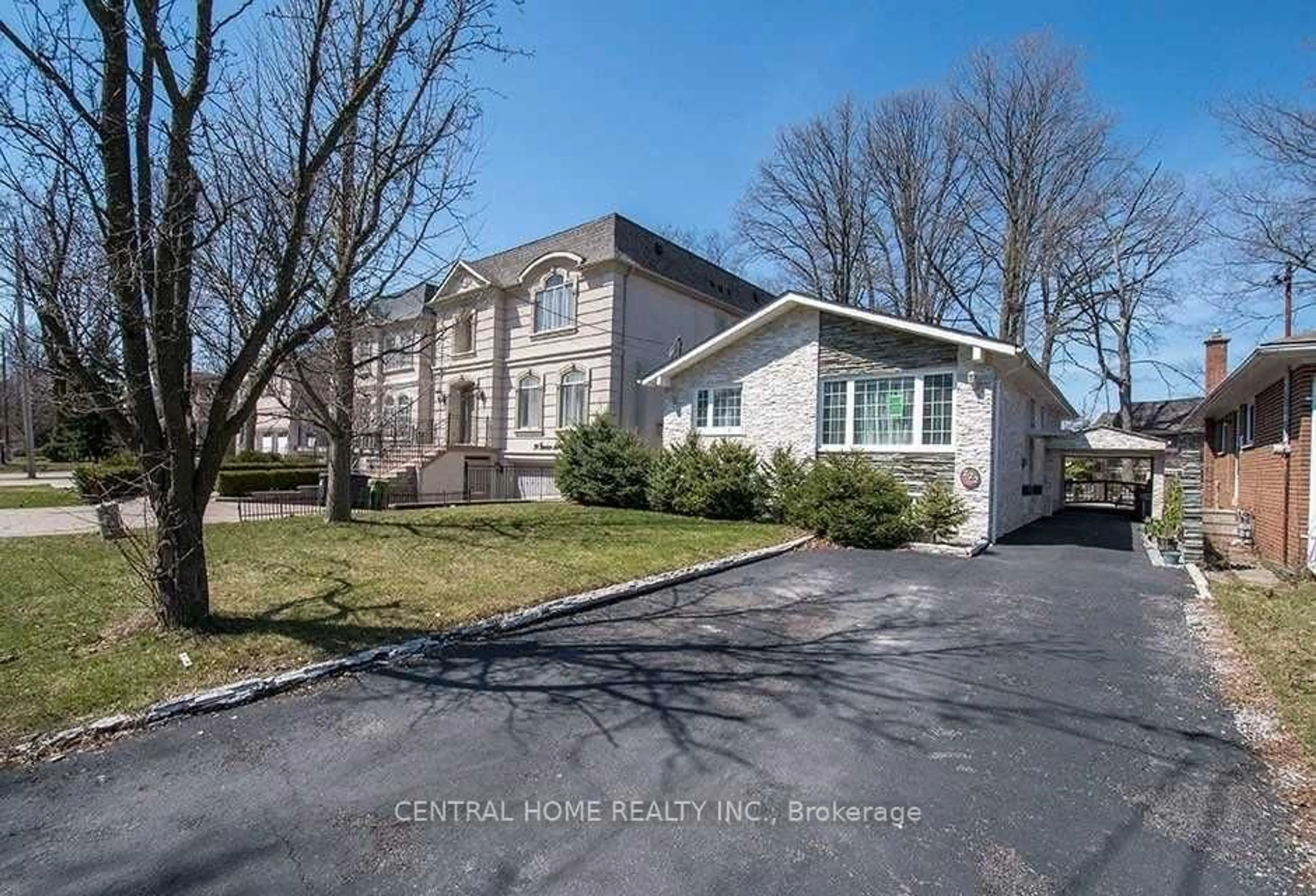 A pic from outside/outdoor area/front of a property/back of a property/a pic from drone, street for 222 Dunview Ave, Toronto Ontario M2N 4J1