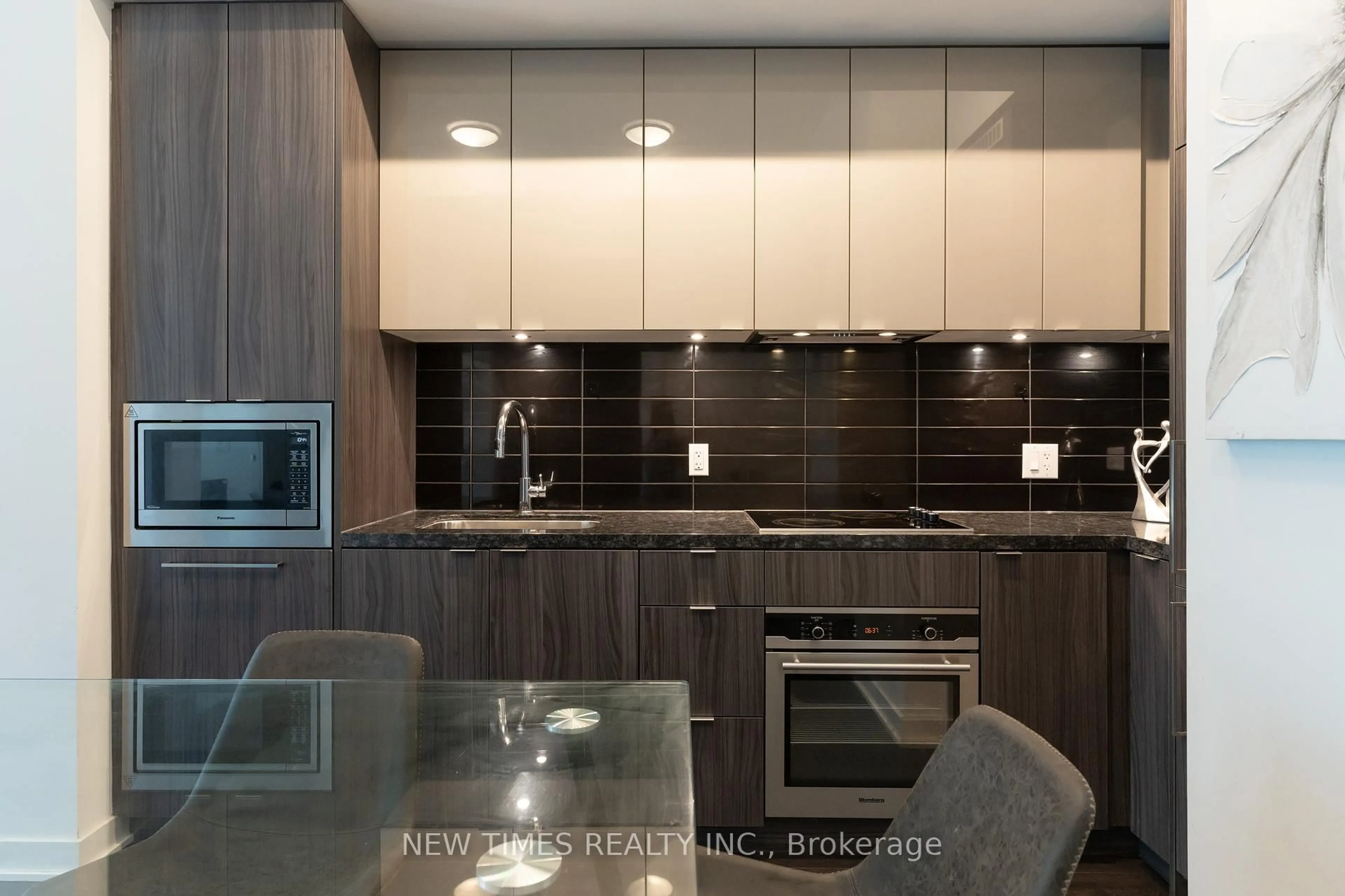 Contemporary kitchen, unknown for 125 Blue Jays Way #3808, Toronto Ontario M5V 0N5