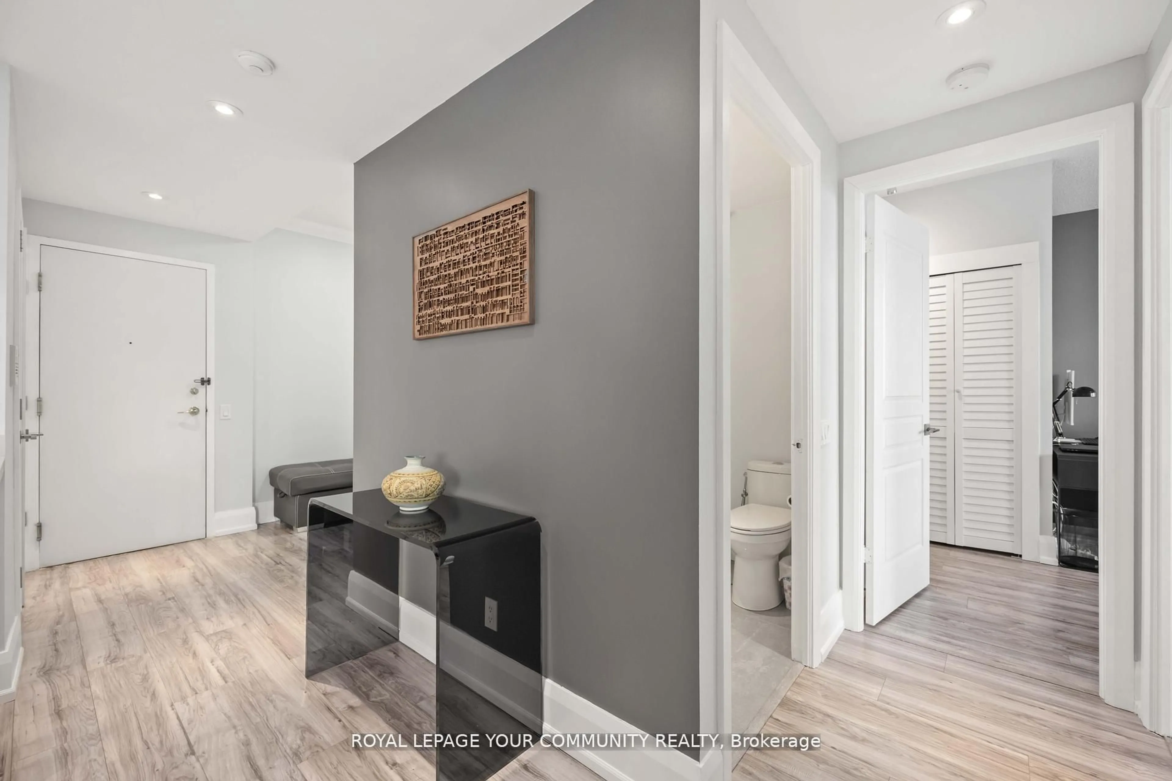 Indoor entryway for 5 Northtown Way #2213, Toronto Ontario M2N 7A1
