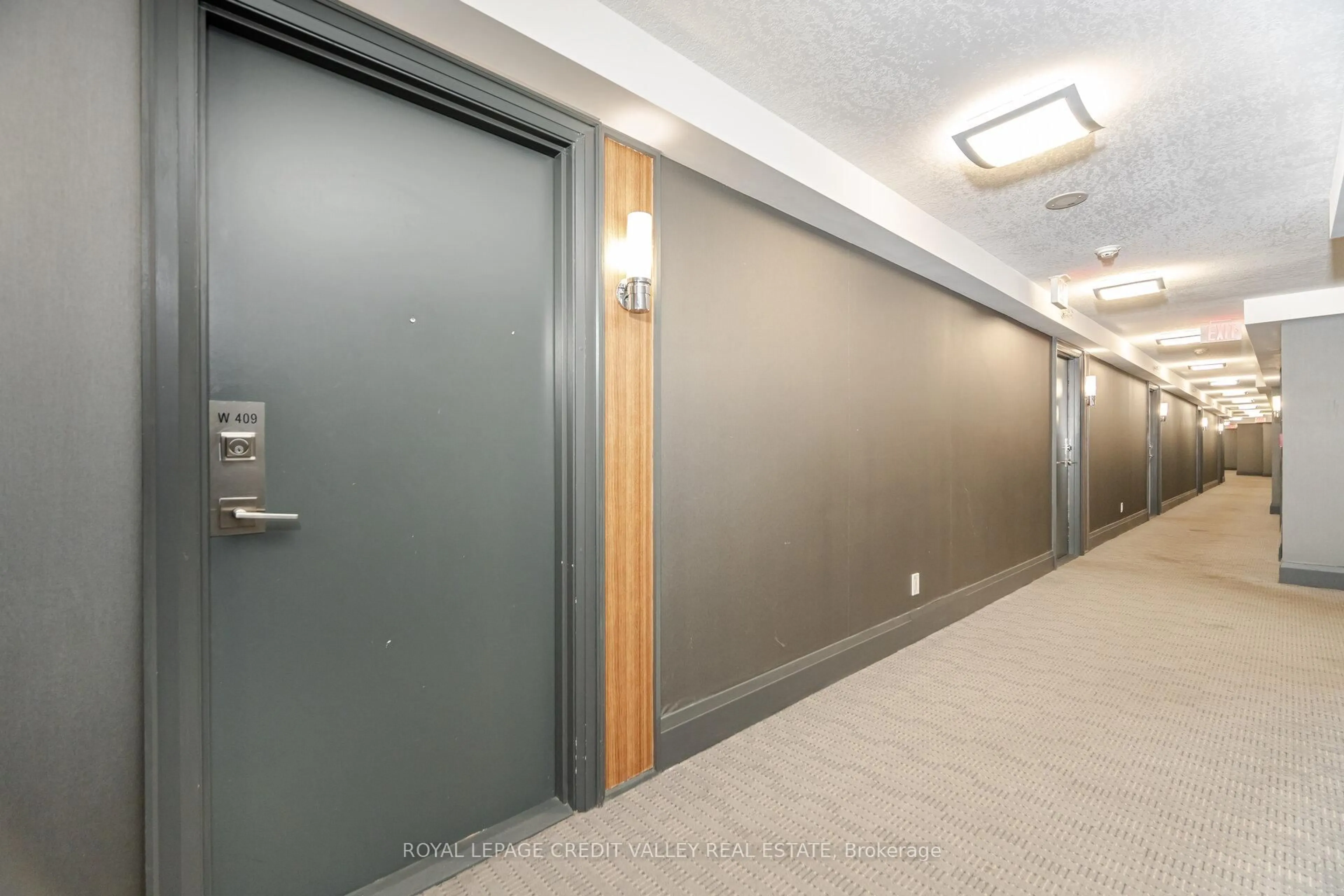 Indoor foyer for 565 Wilson Ave #W409, Toronto Ontario M3H 0C6