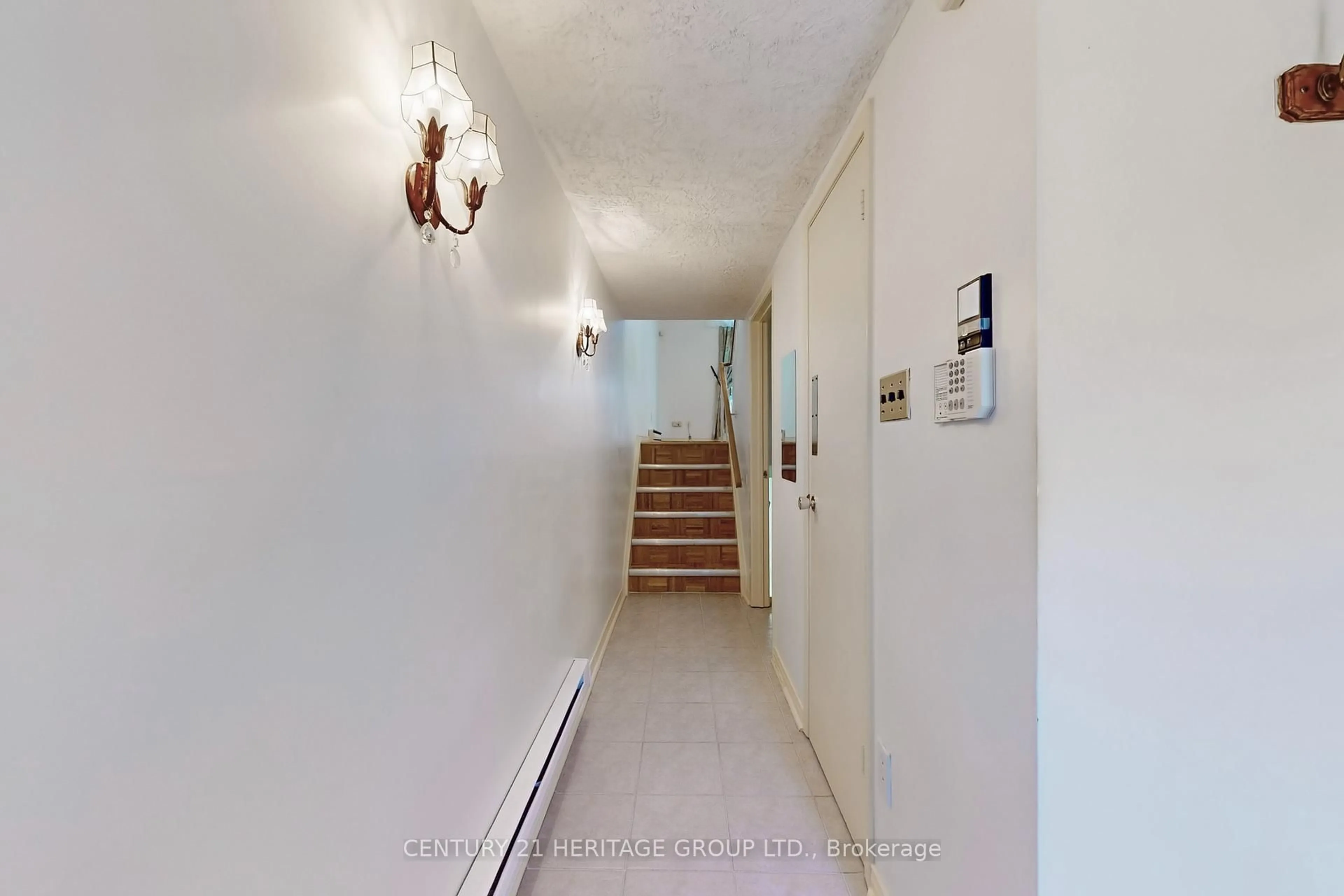 Indoor foyer for 71 Jenny Wren Way, Toronto Ontario M2H 2Z1