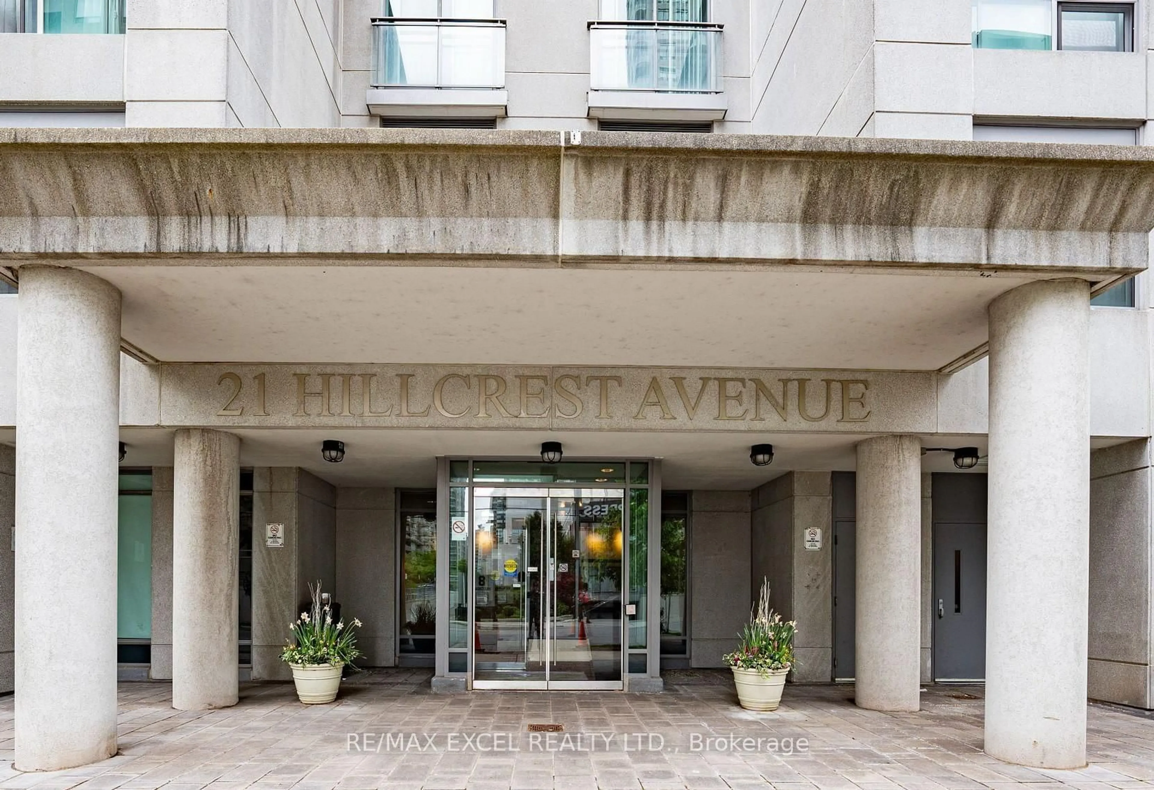 Indoor foyer for 21 Hillcrest Ave #2006, Toronto Ontario M2N 7K2