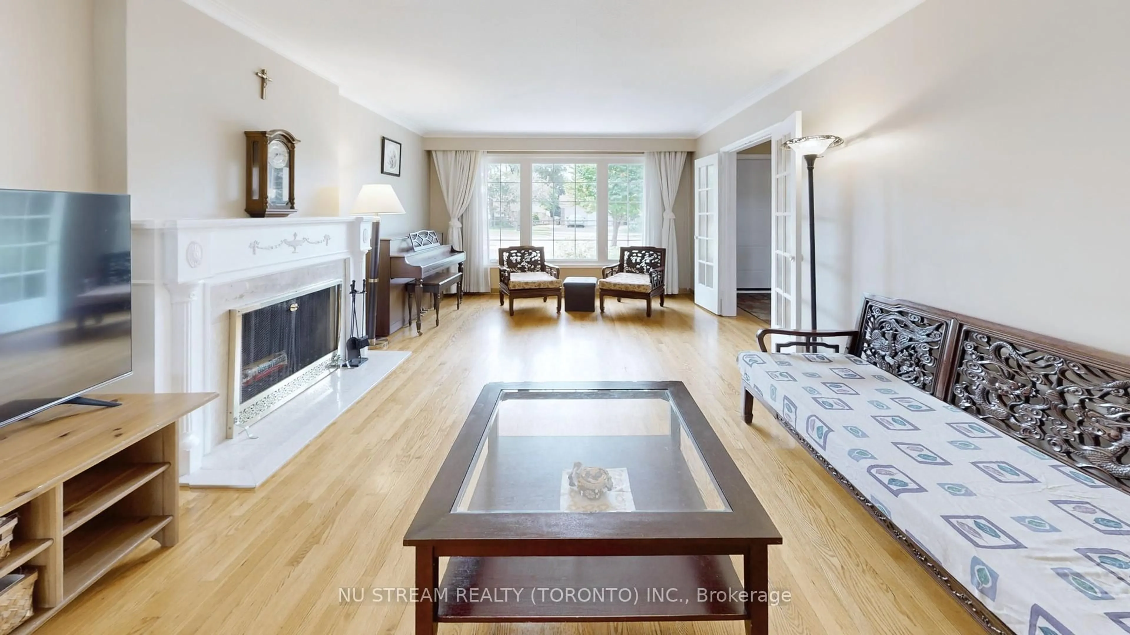 Living room with furniture, wood/laminate floor for 65 Clansman Blvd, Toronto Ontario M2H 1X7