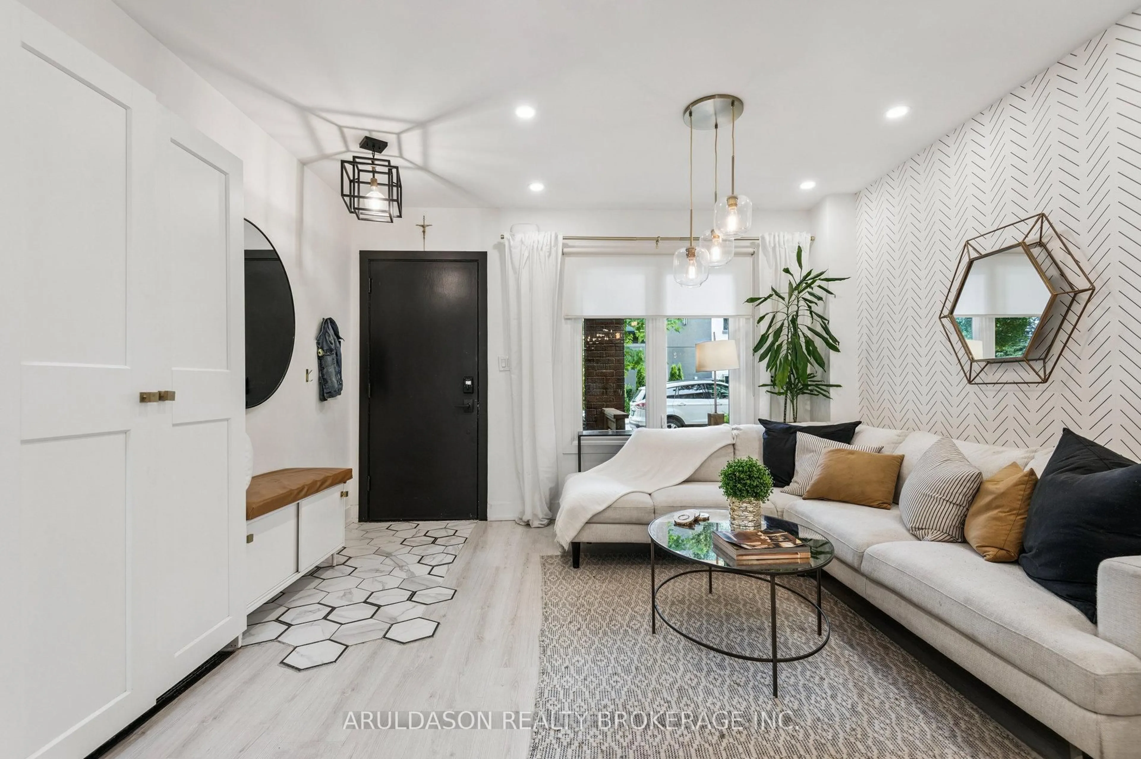 Indoor entryway for 262 Roselawn Ave, Toronto Ontario M4R 1E9