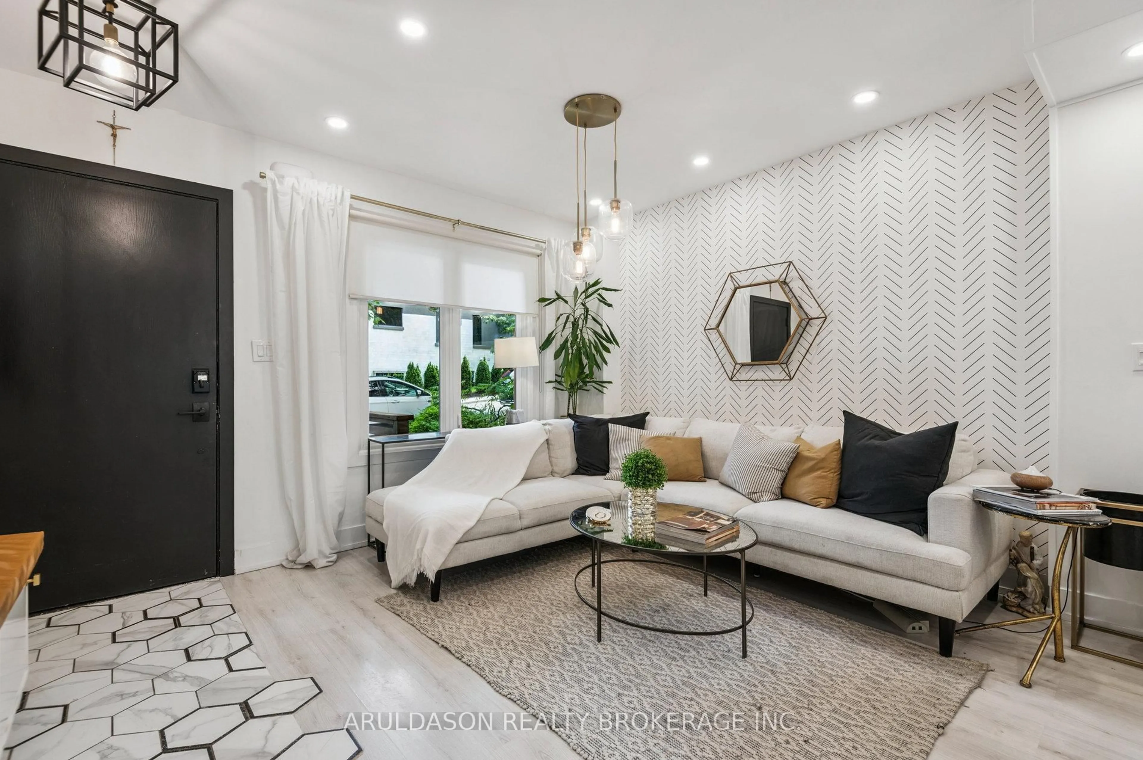 Living room with furniture, unknown for 262 Roselawn Ave, Toronto Ontario M4R 1E9