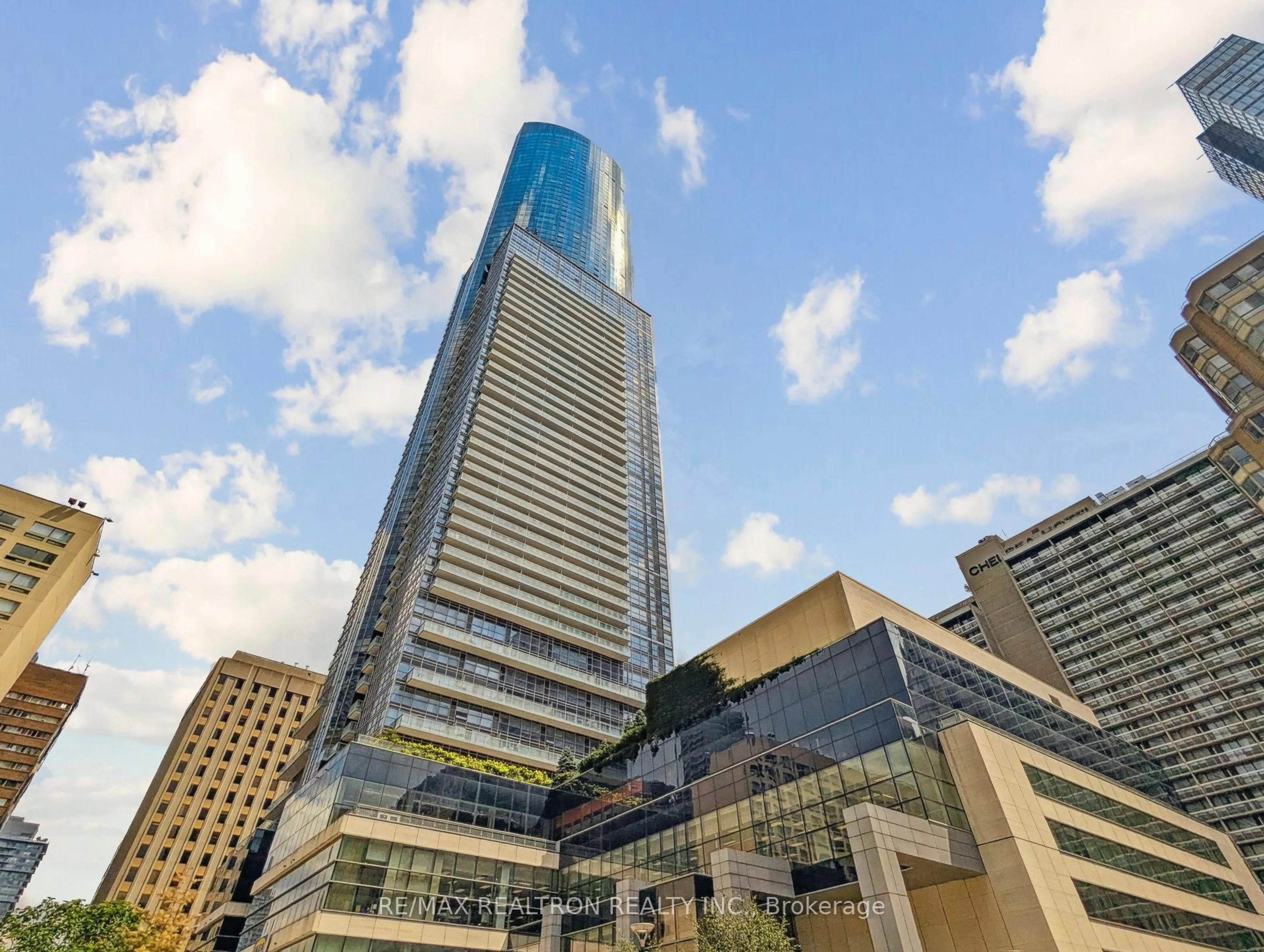 Indoor foyer for 386 Yonge St #2201, Toronto Ontario M5B 0A5