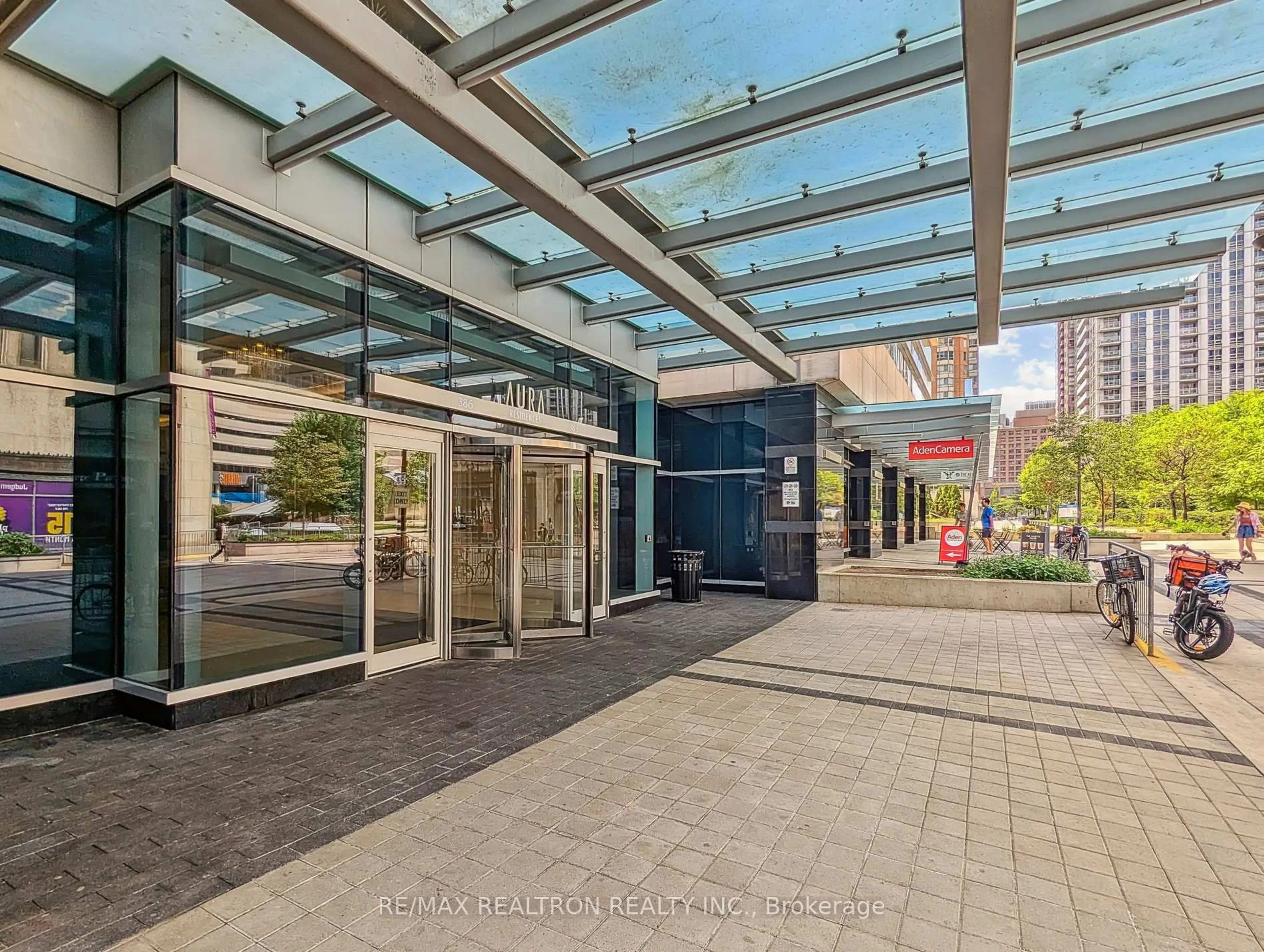 Indoor foyer for 386 Yonge St #2201, Toronto Ontario M5B 0A5