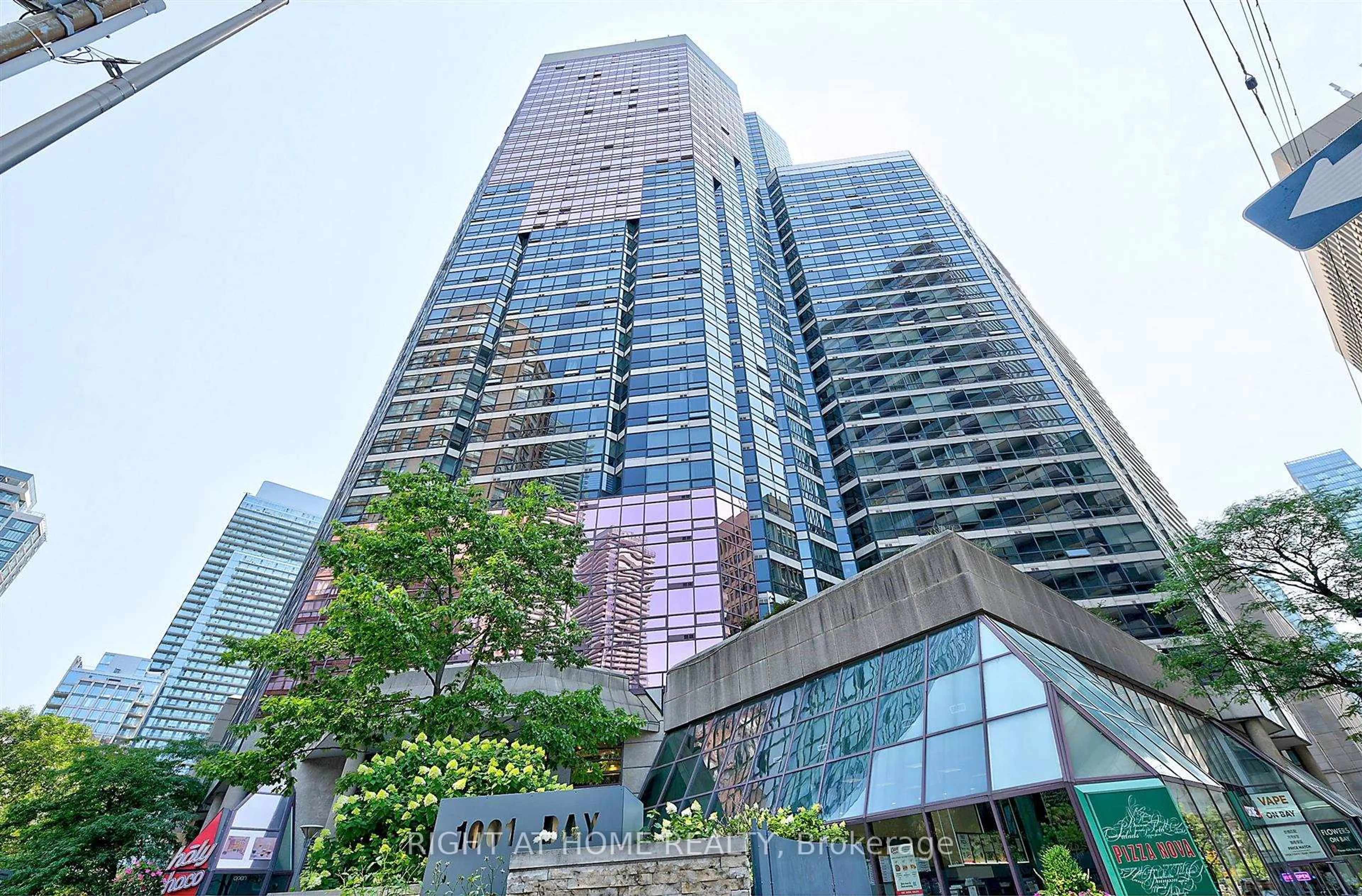 Indoor foyer for 1001 Bay St #1110, Toronto Ontario M5S 3A6