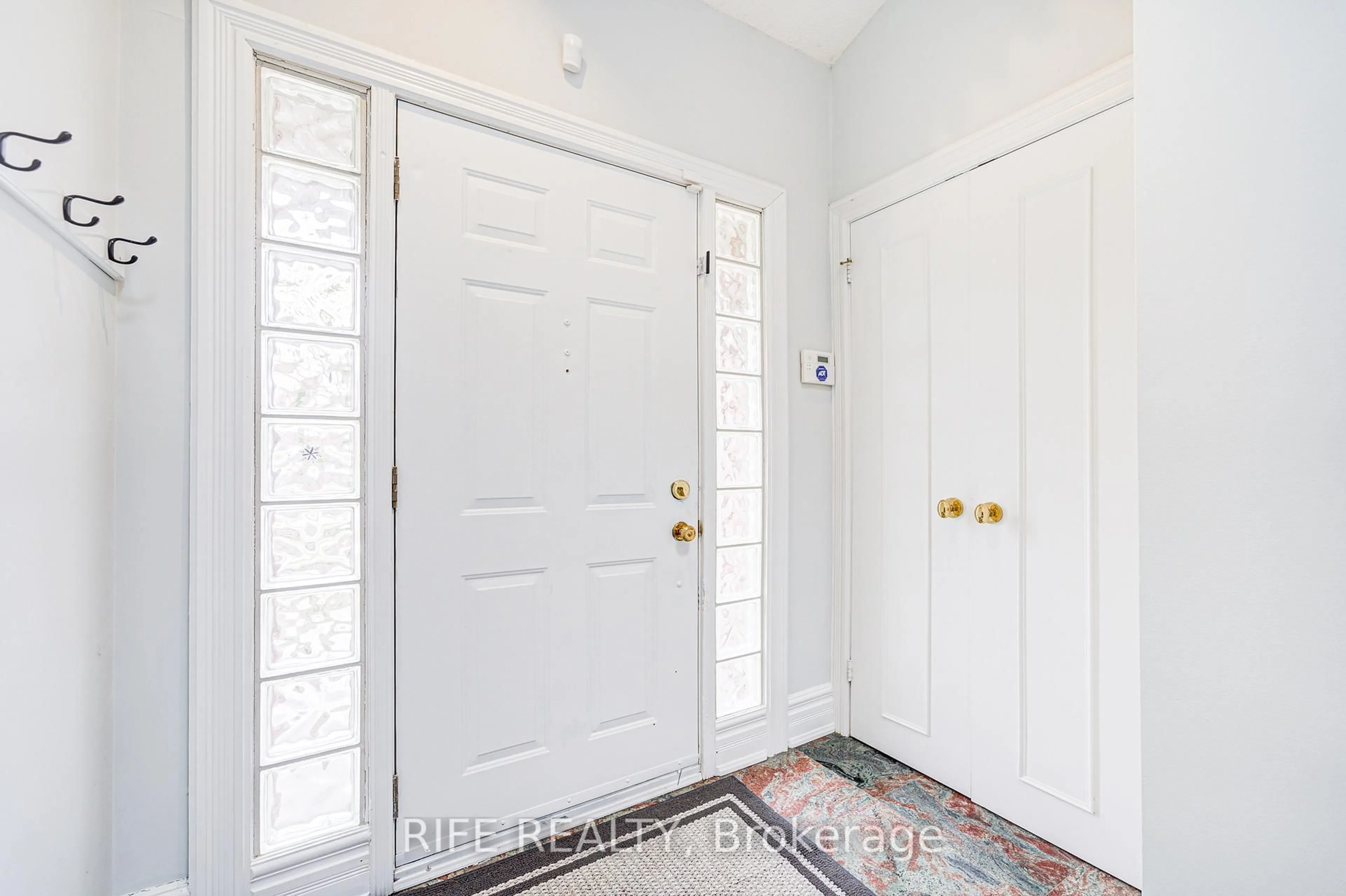 Indoor entryway for 17 Bramble Dr, Toronto Ontario M3B 2E9