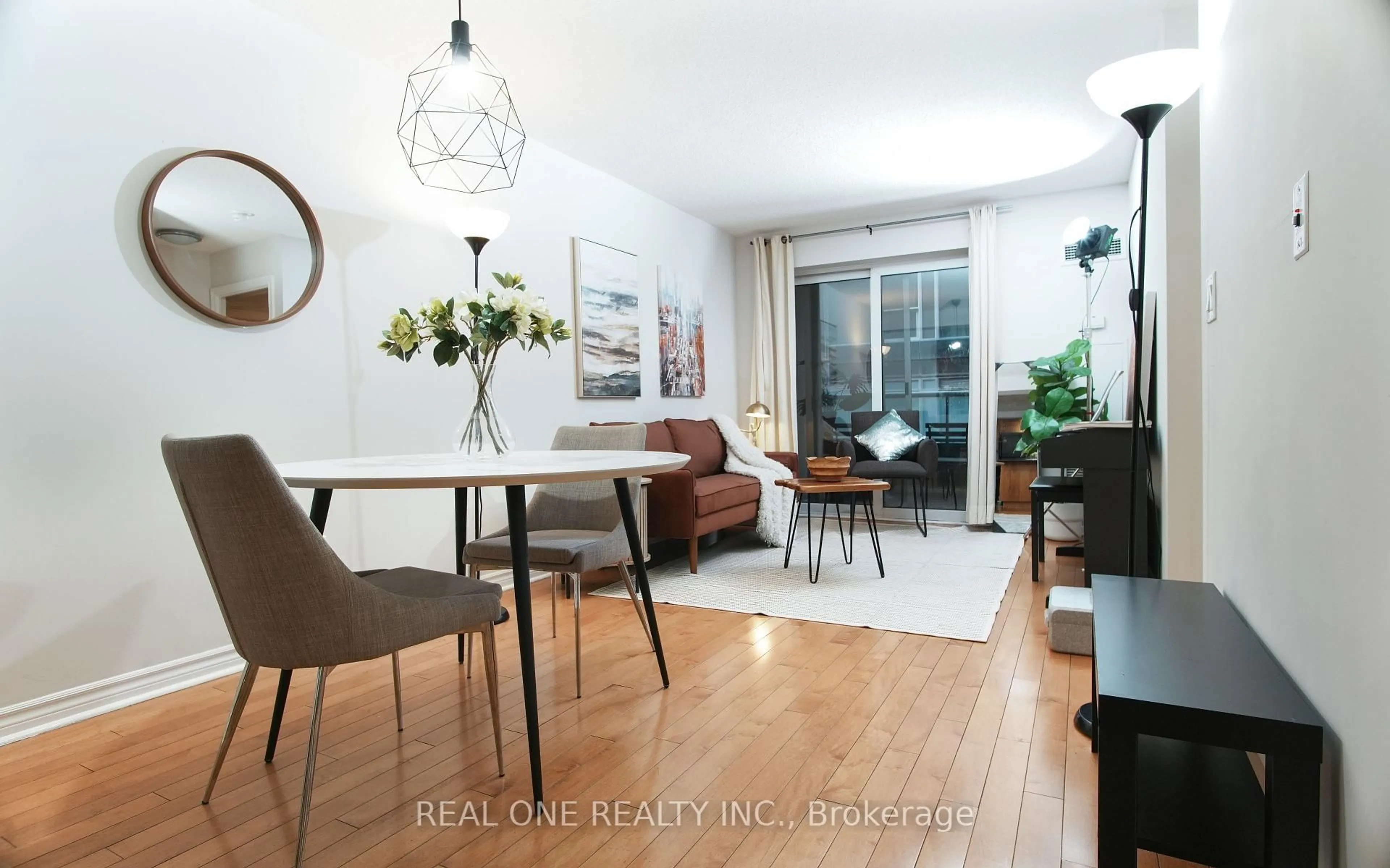 Living room with furniture, wood/laminate floor for 250 Wellington St #929, Toronto Ontario M5V 3P6