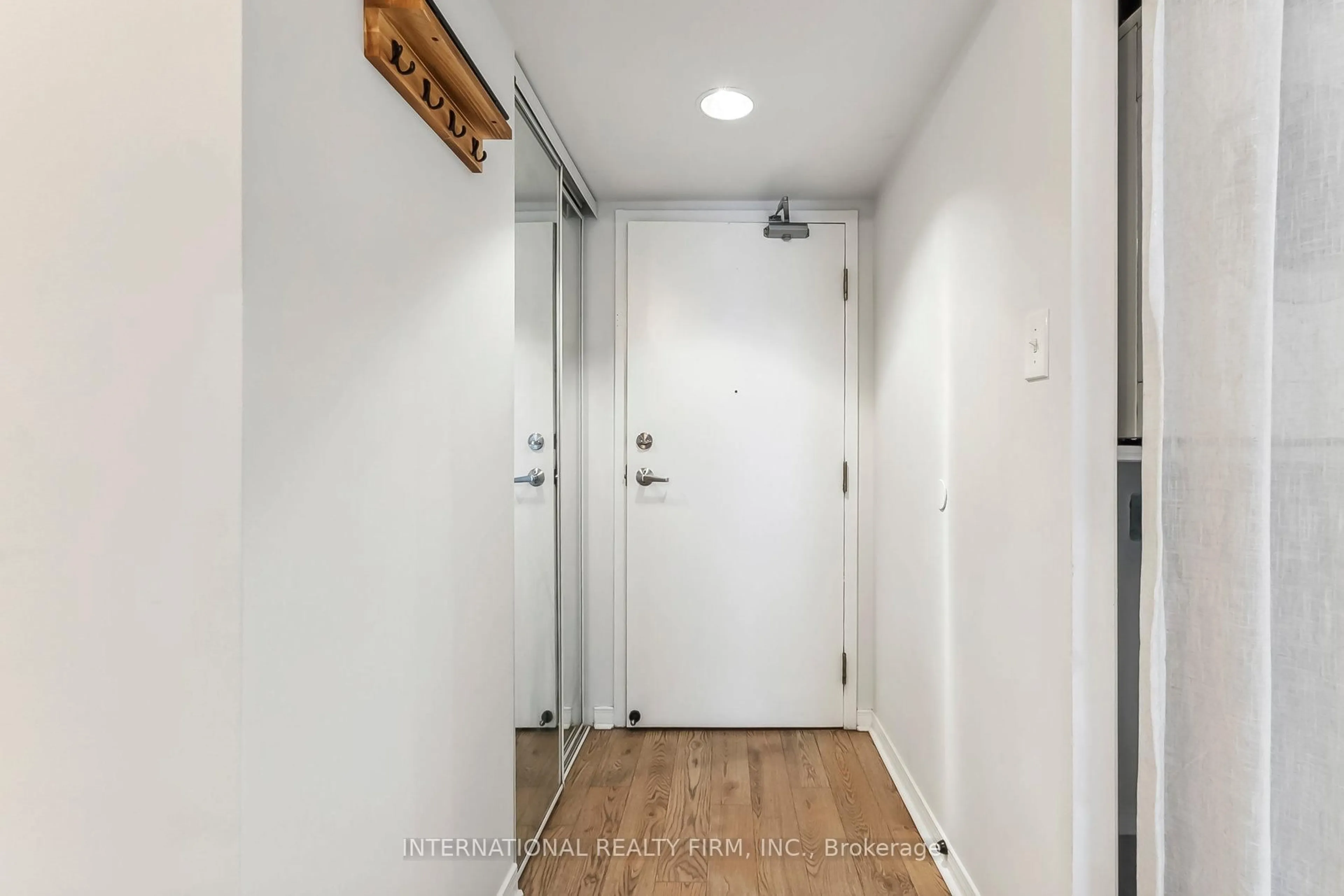 Indoor entryway for 801 King St #628, Toronto Ontario M5V 3C9