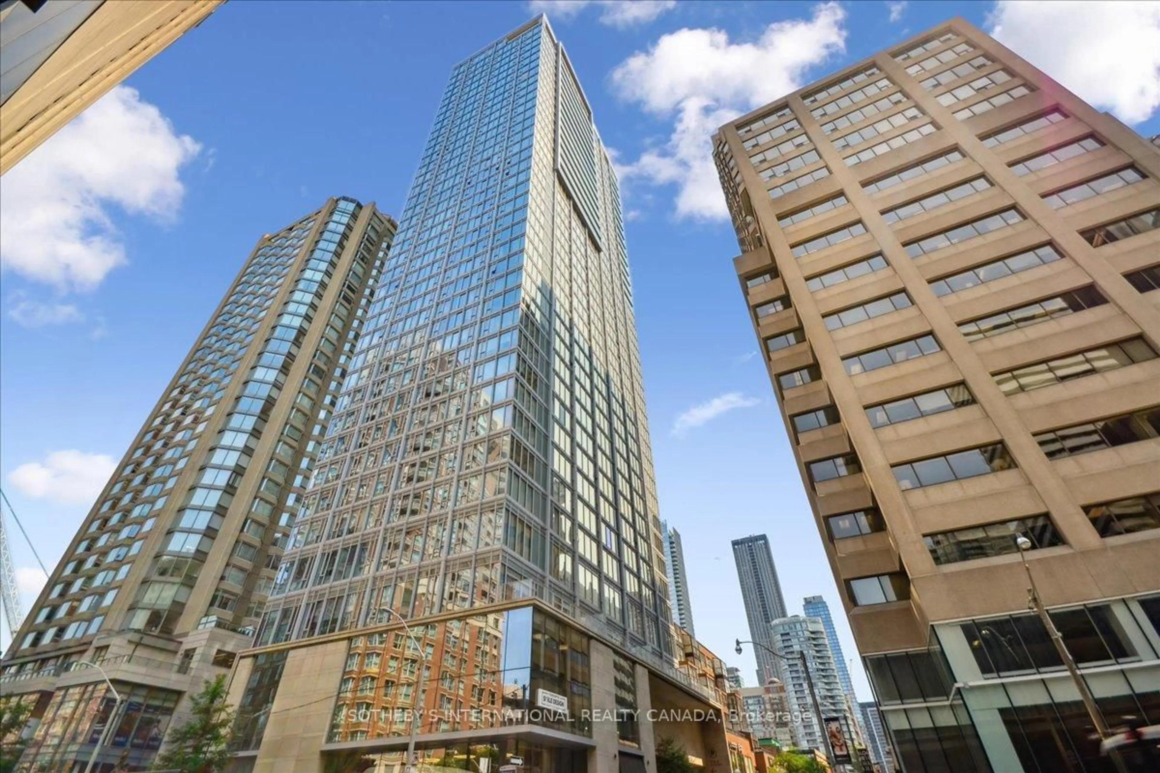Patio, building for 188 Cumberland St #409, Toronto Ontario M5R 0B6
