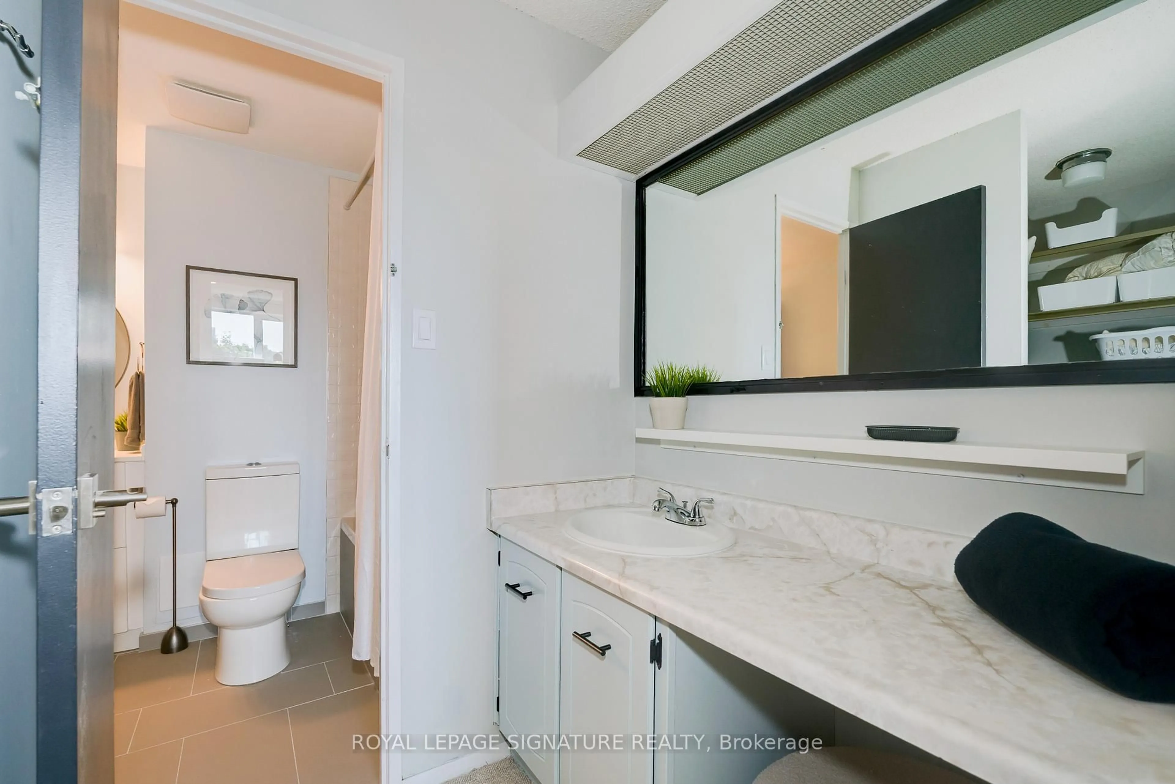 Standard bathroom, ceramic/tile floor for 4005 Don Mills Rd #235, Toronto Ontario M2H 3J9