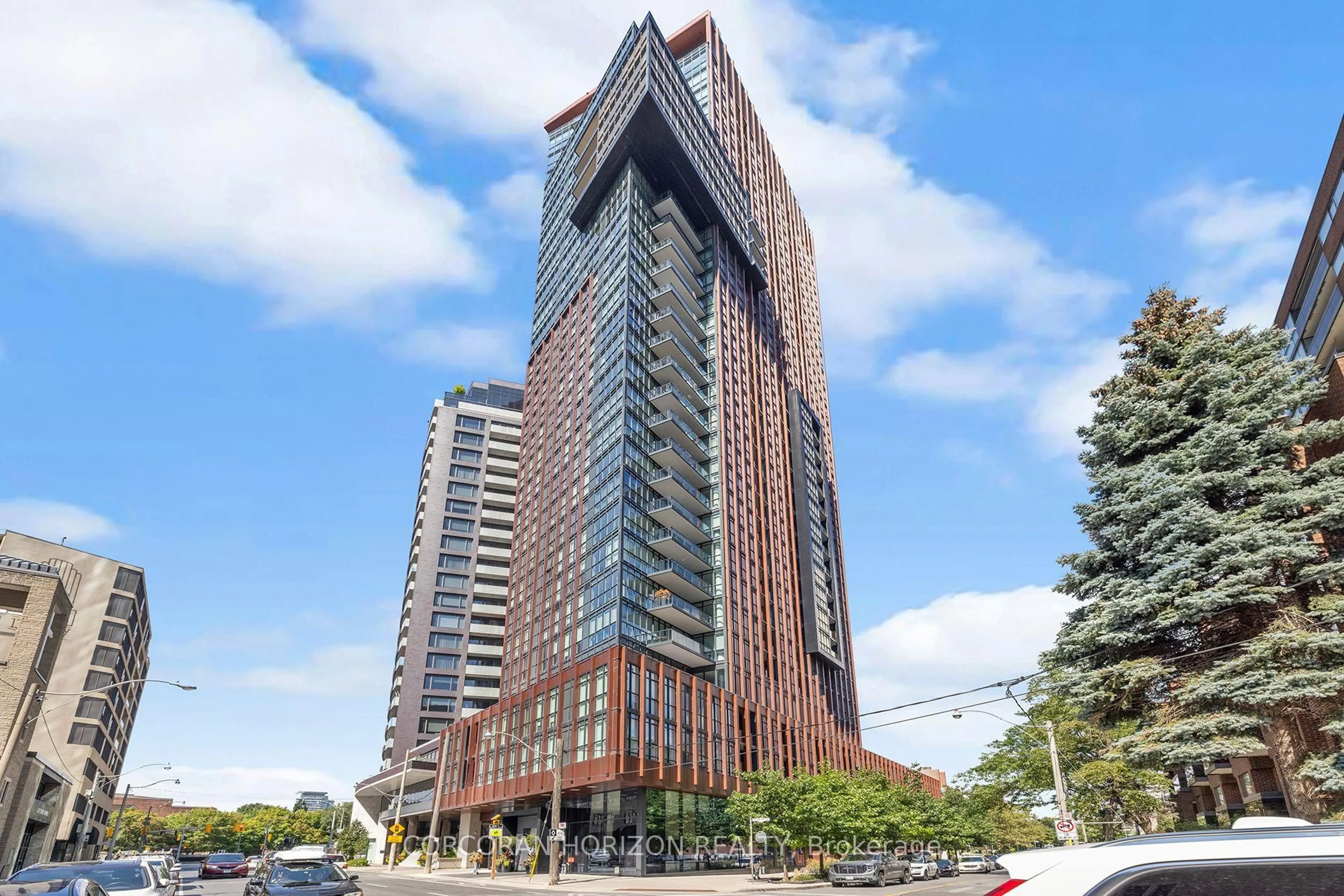 Indoor foyer for 32 Davenport Rd #306, Toronto Ontario M5R 0B5