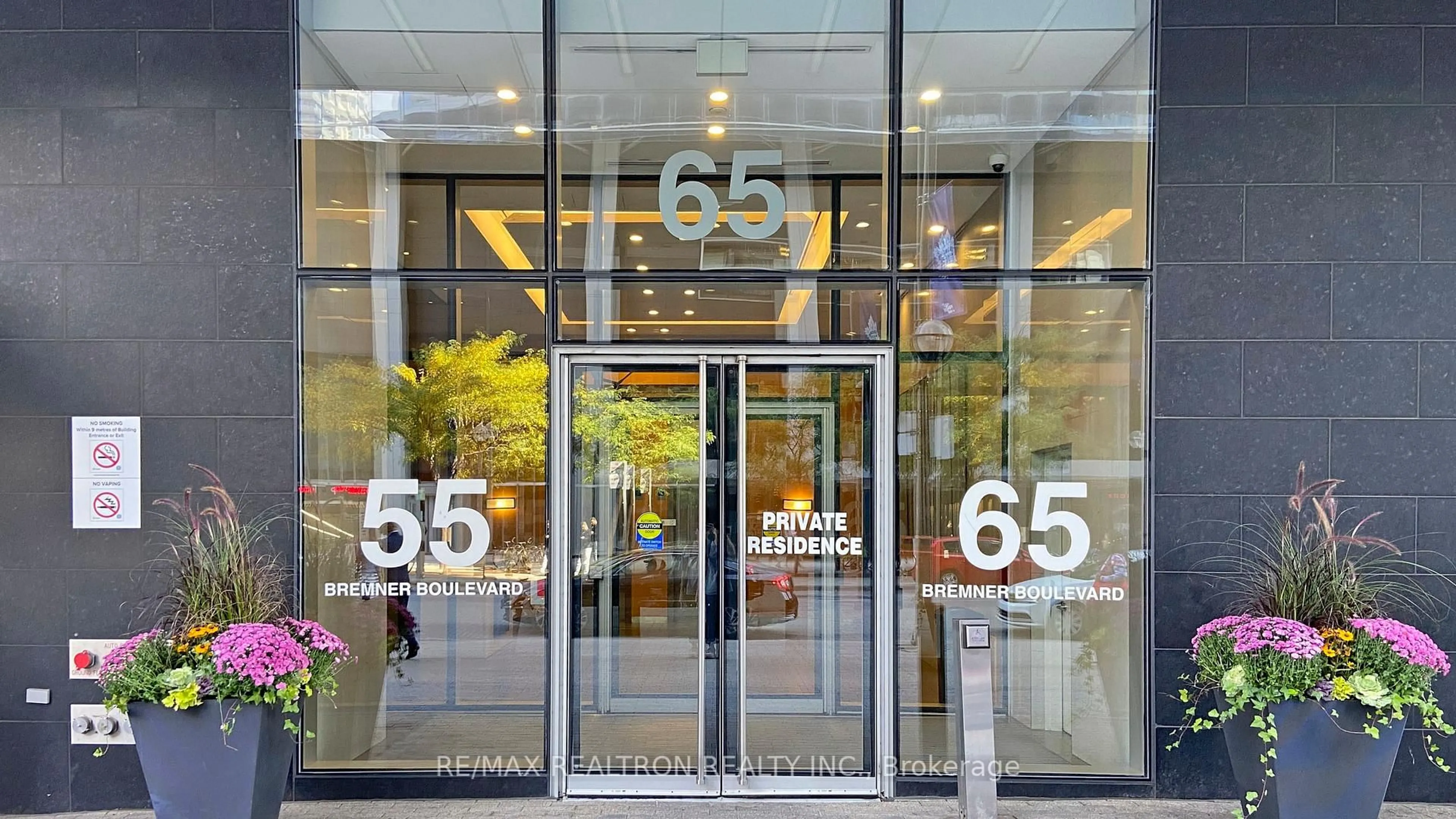 Indoor foyer for 55 Bremner Blvd #1202, Toronto Ontario M5J 0A7