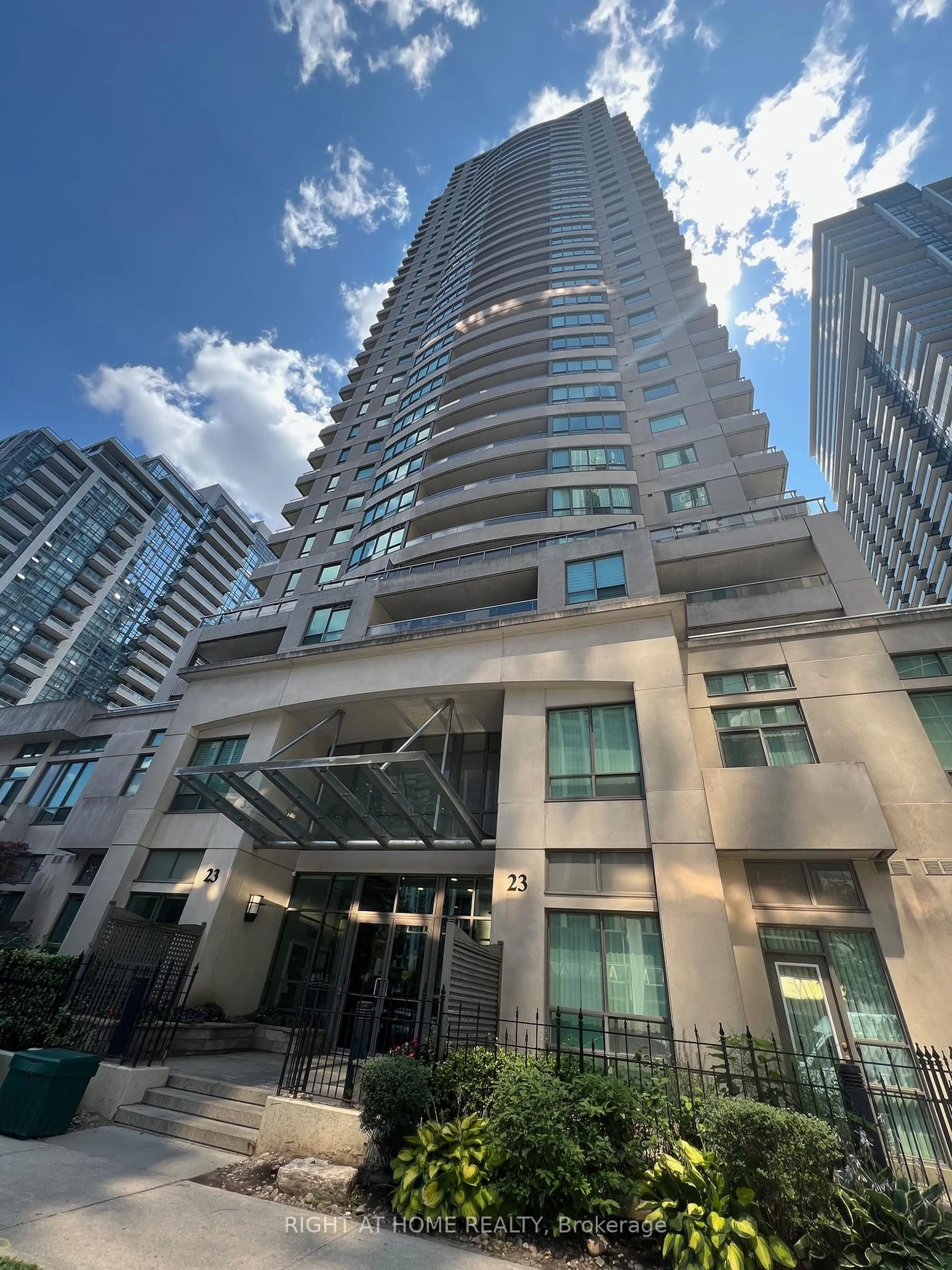 Indoor foyer for 23 Hollywood Ave #105, Toronto Ontario M2N 7L8