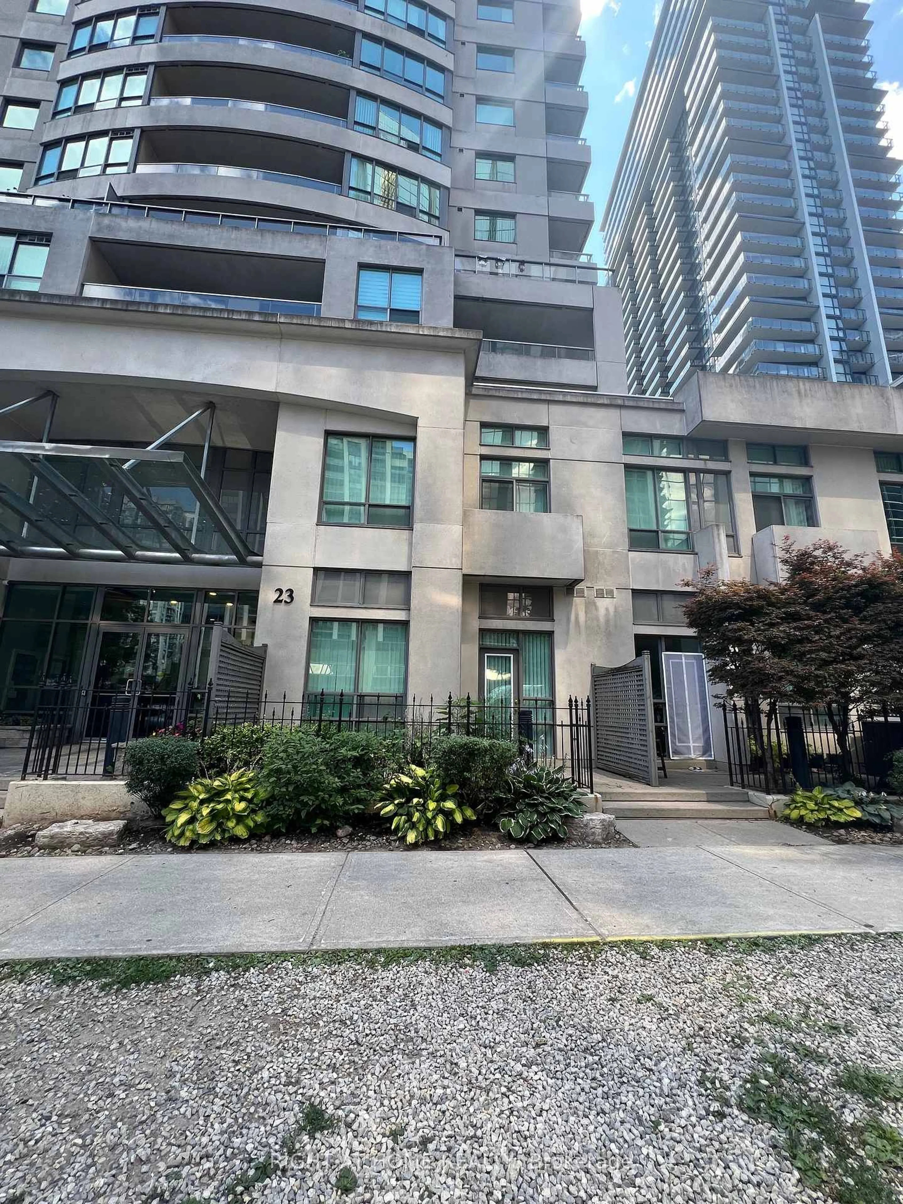 Indoor foyer for 23 Hollywood Ave #105, Toronto Ontario M2N 7L8