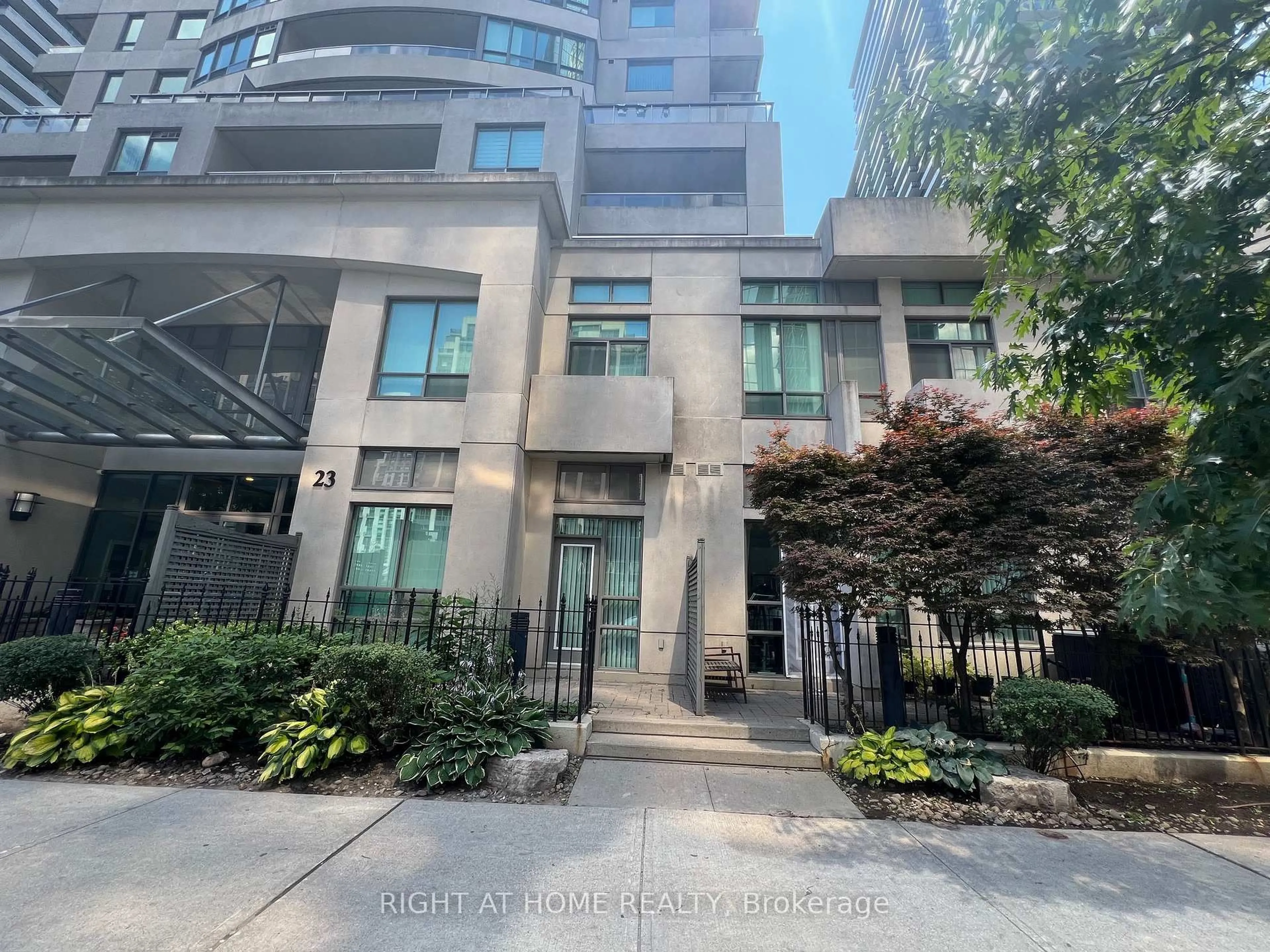 Indoor foyer for 23 Hollywood Ave #105, Toronto Ontario M2N 7L8