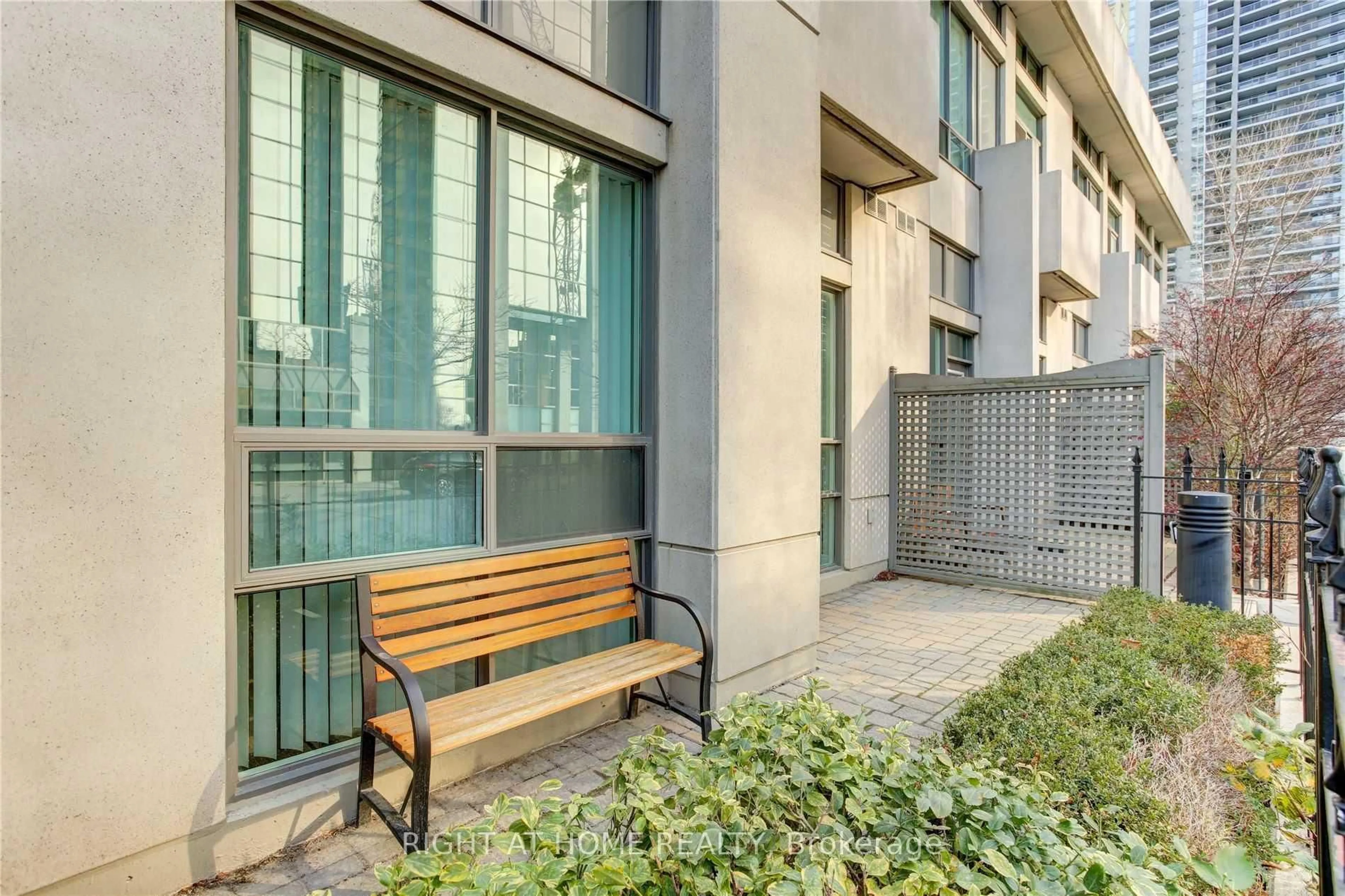 Patio, street for 23 Hollywood Ave #105, Toronto Ontario M2N 7L8