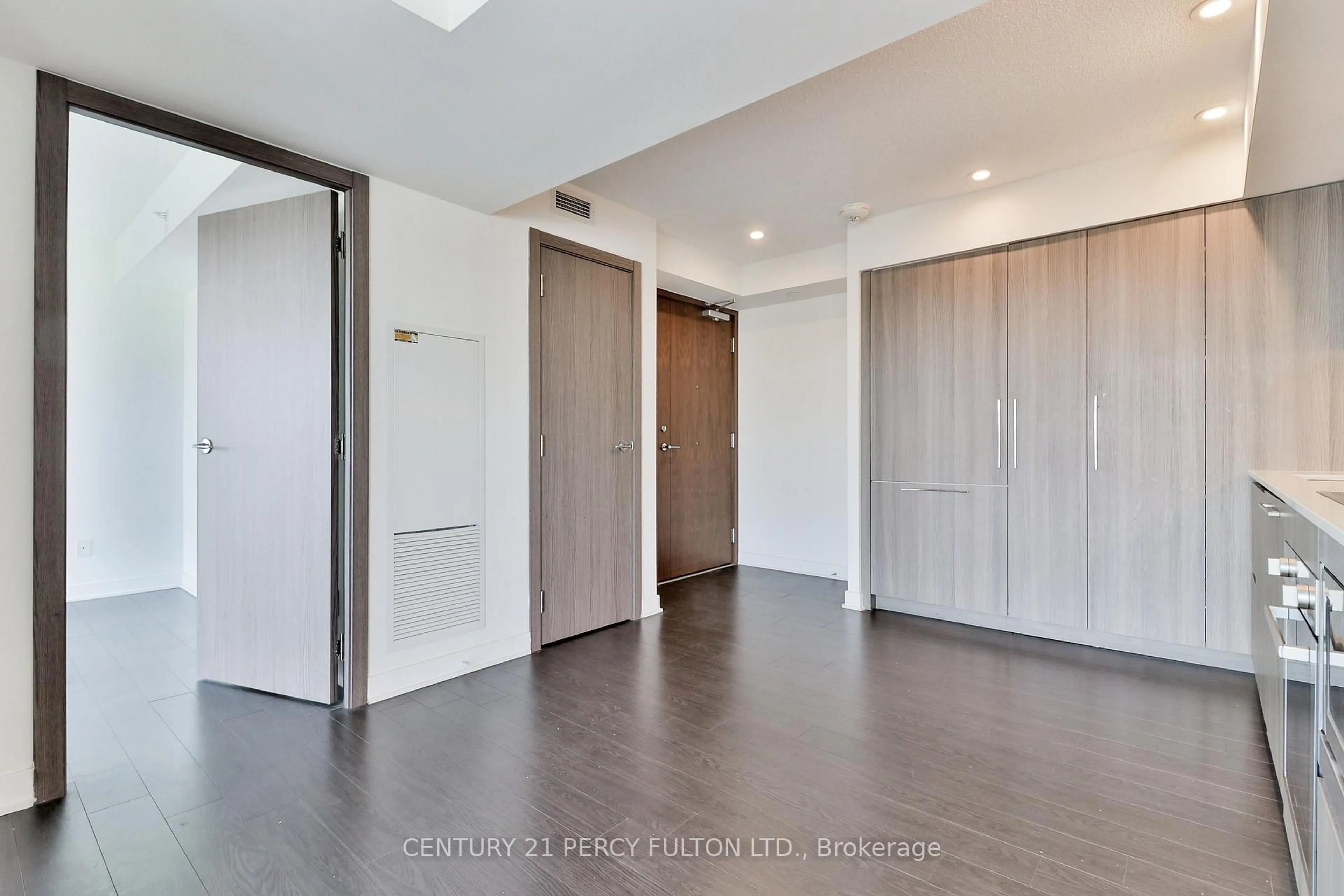 Indoor entryway for 19 Bathurst St #1811, Toronto Ontario M5V 0N2