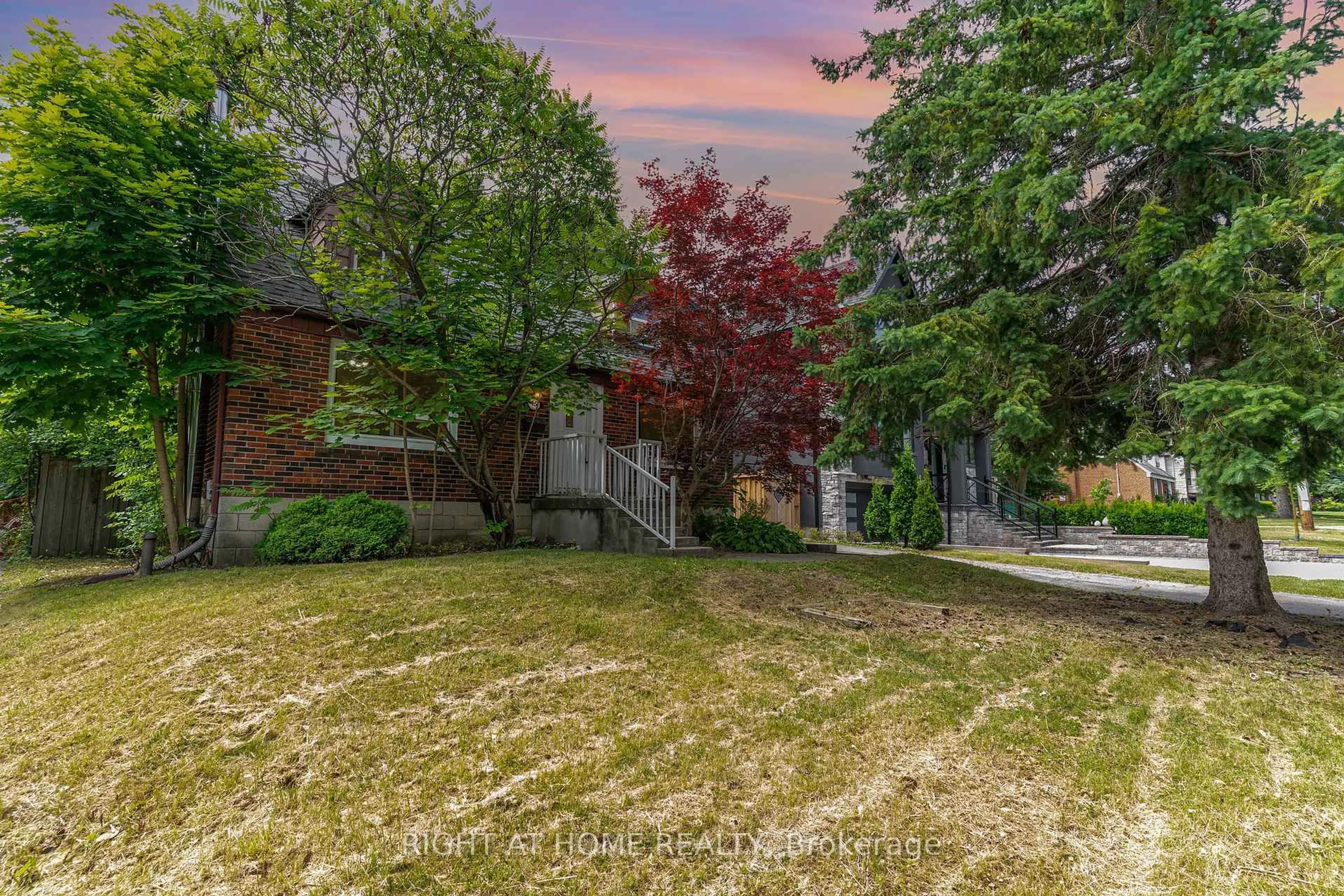 A pic from outside/outdoor area/front of a property/back of a property/a pic from drone, street for 45 Yorkview Dr, Toronto Ontario M2N 2R9