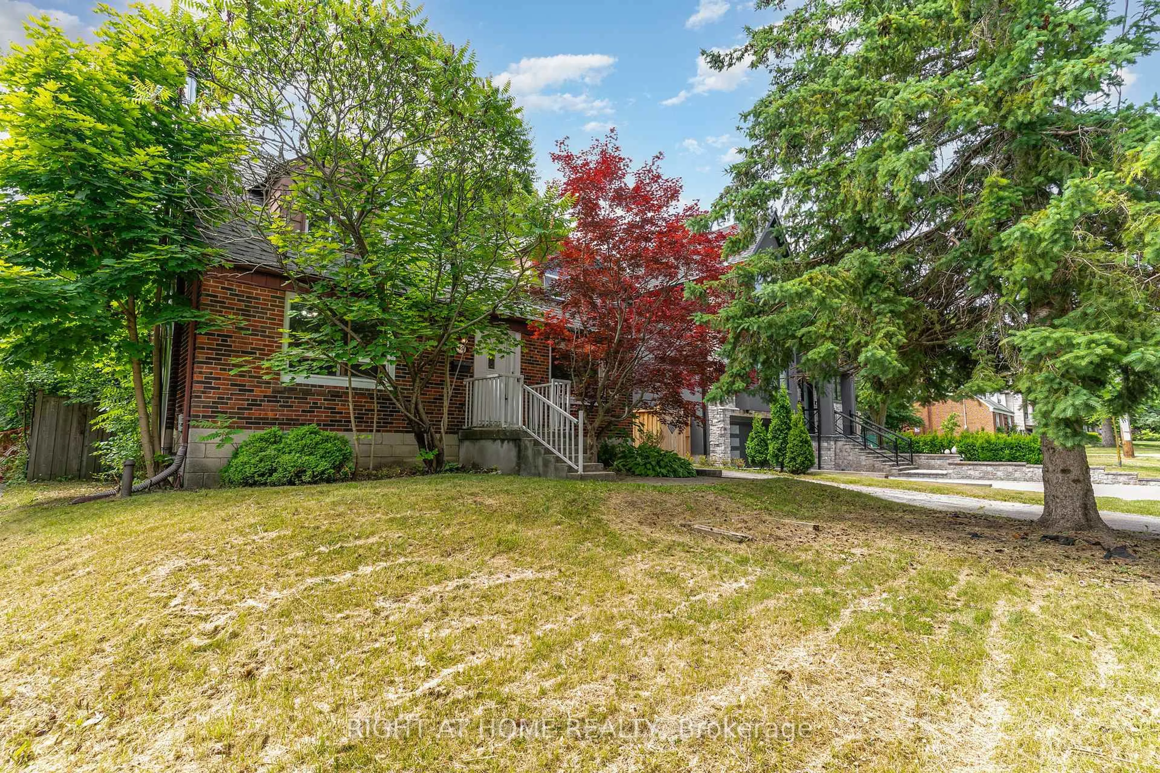 A pic from outside/outdoor area/front of a property/back of a property/a pic from drone, street for 45 Yorkview Dr, Toronto Ontario M2N 2R9
