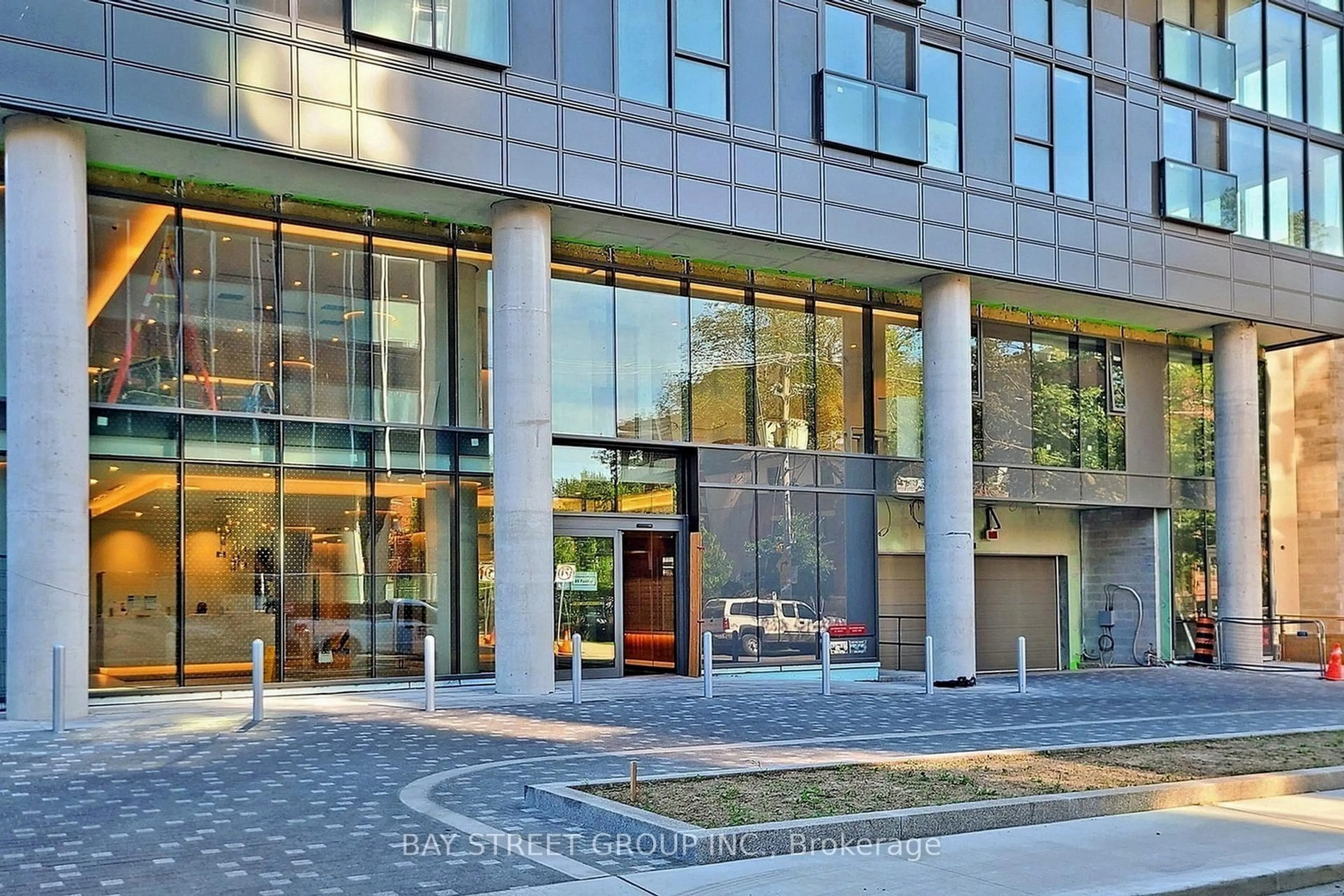 Indoor foyer for 99 Foxbar Rd #306, Toronto Ontario M4V 0B2