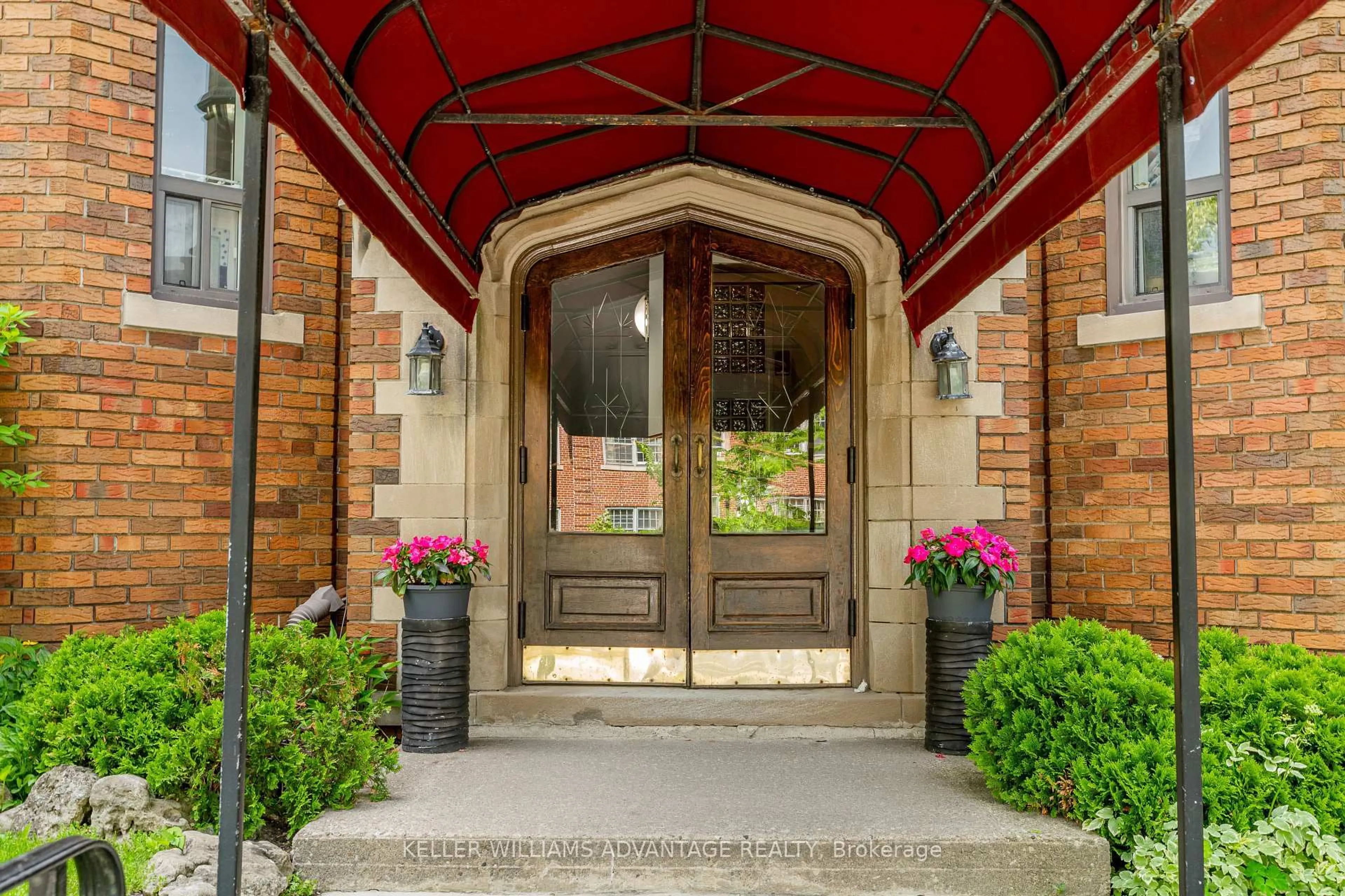 Indoor entryway for 1646 Bathurst St #18, Toronto Ontario M5P 3J7