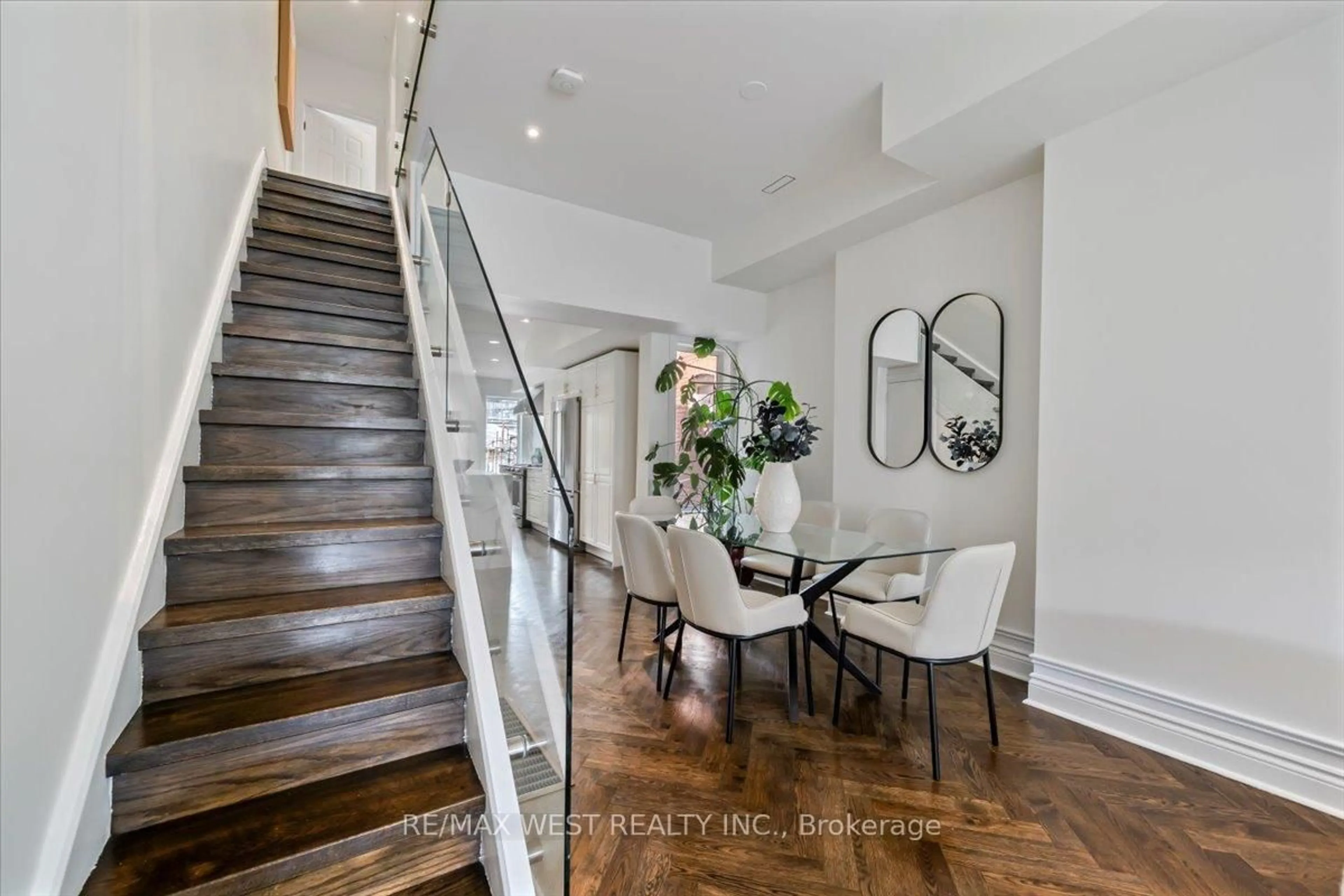 Indoor entryway for 248 1/2 Euclid Ave, Toronto Ontario M6J 2K2
