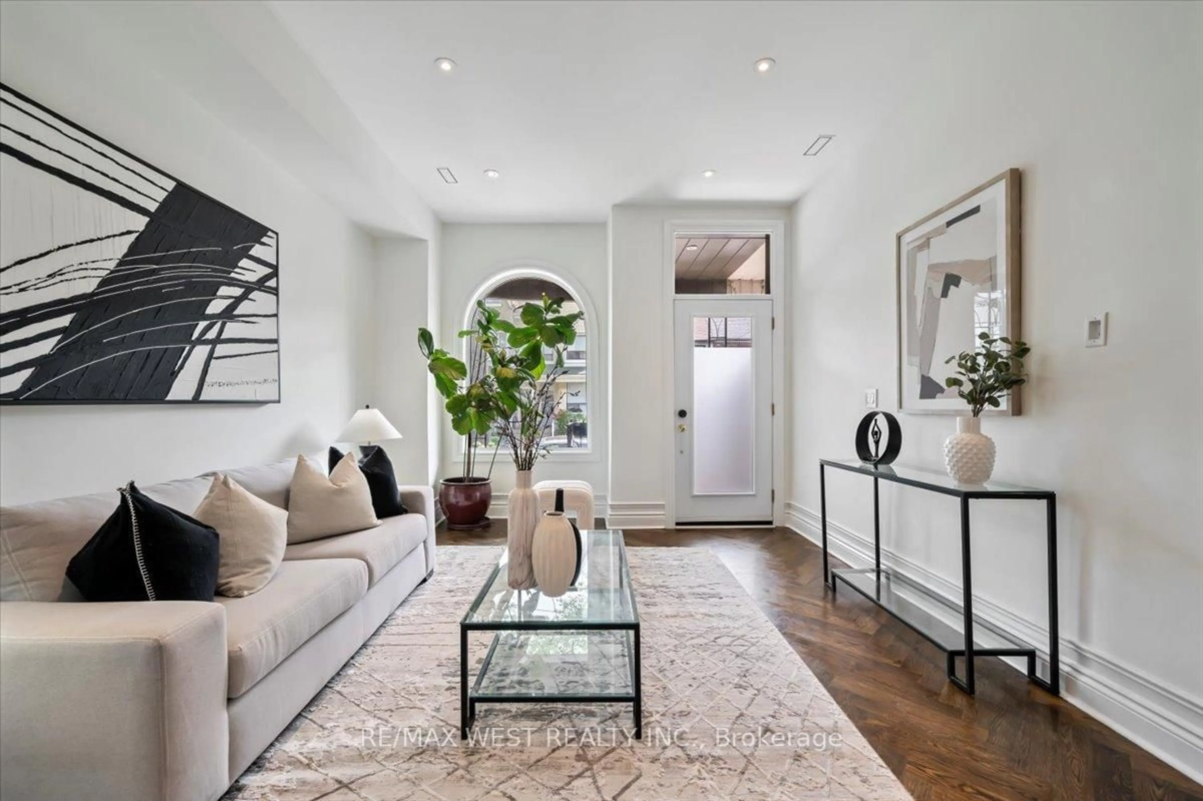 Living room with furniture, unknown for 248 1/2 Euclid Ave, Toronto Ontario M6J 2K2