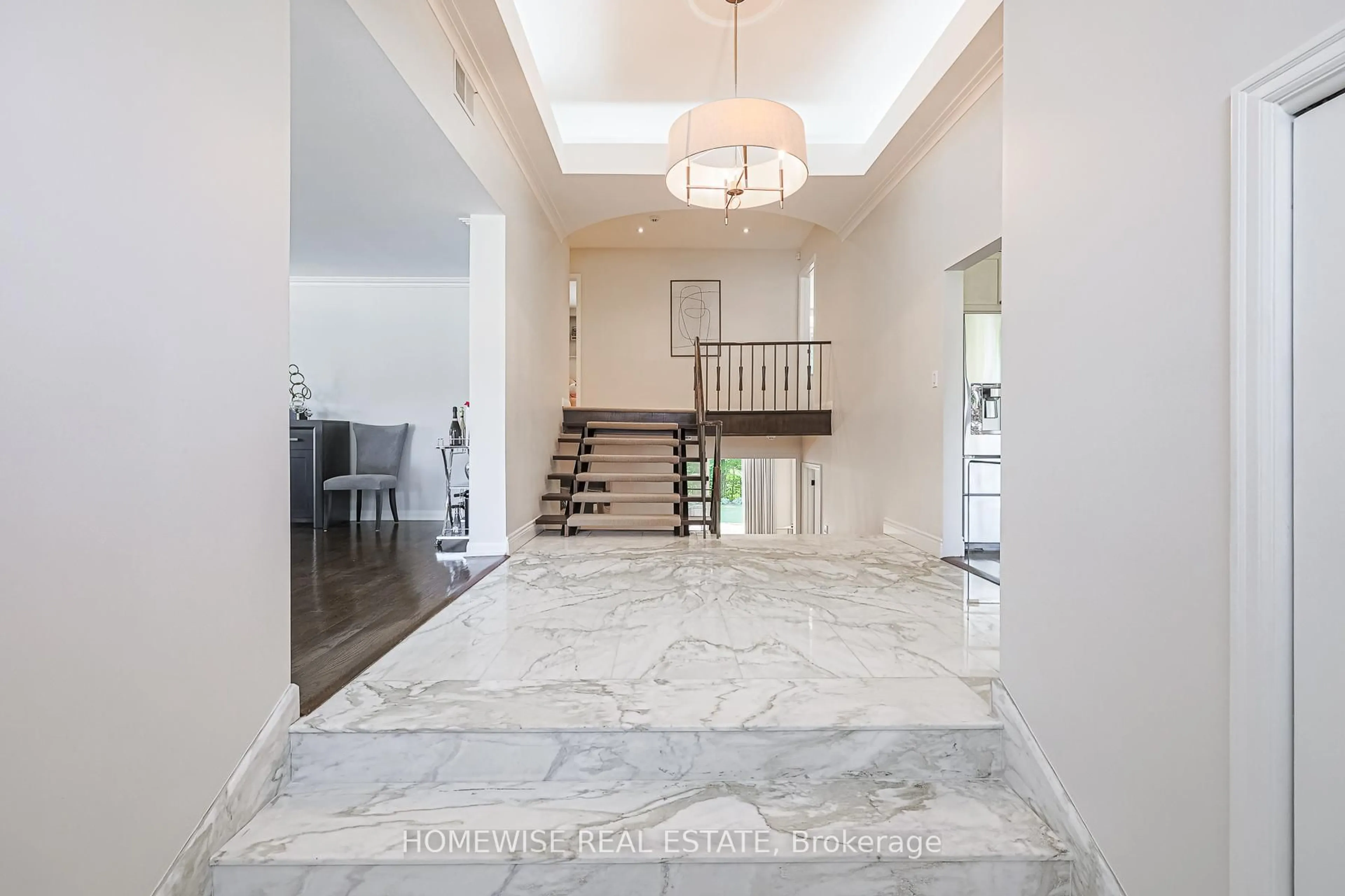 Indoor foyer for 21 Bayhampton Crt, Toronto Ontario M3H 5L5