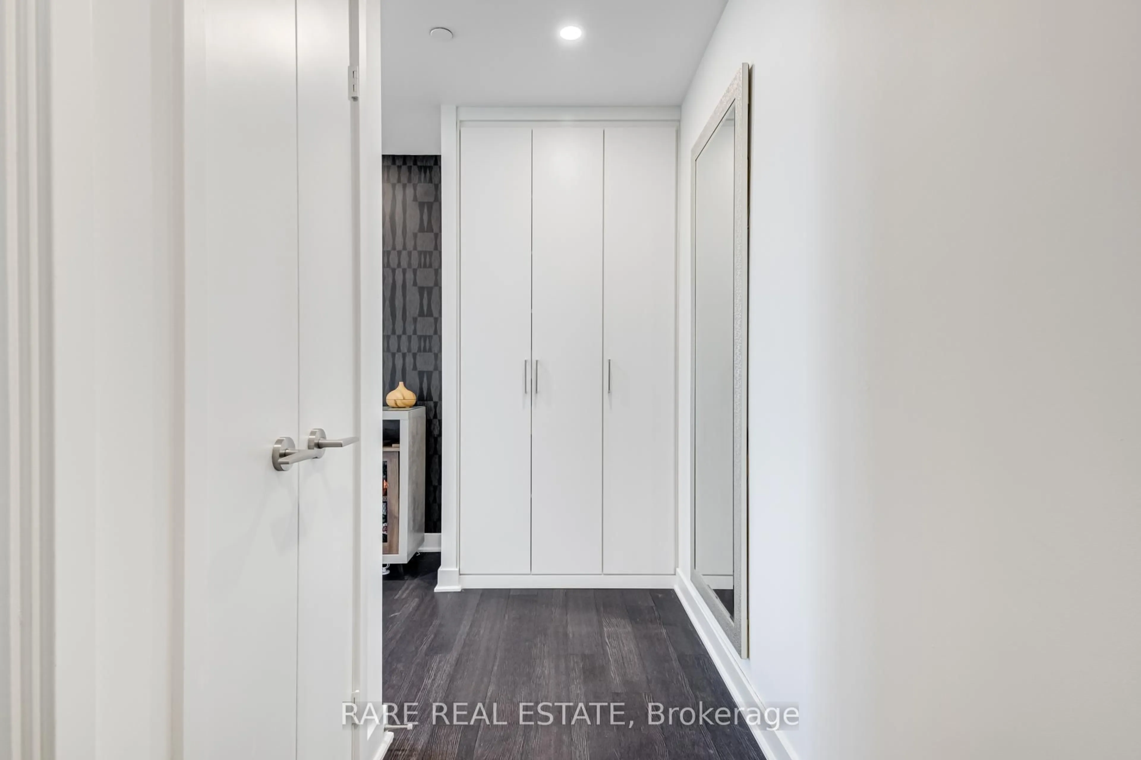 Indoor entryway for 290 Adelaide St #2705, Toronto Ontario M5V 1P6