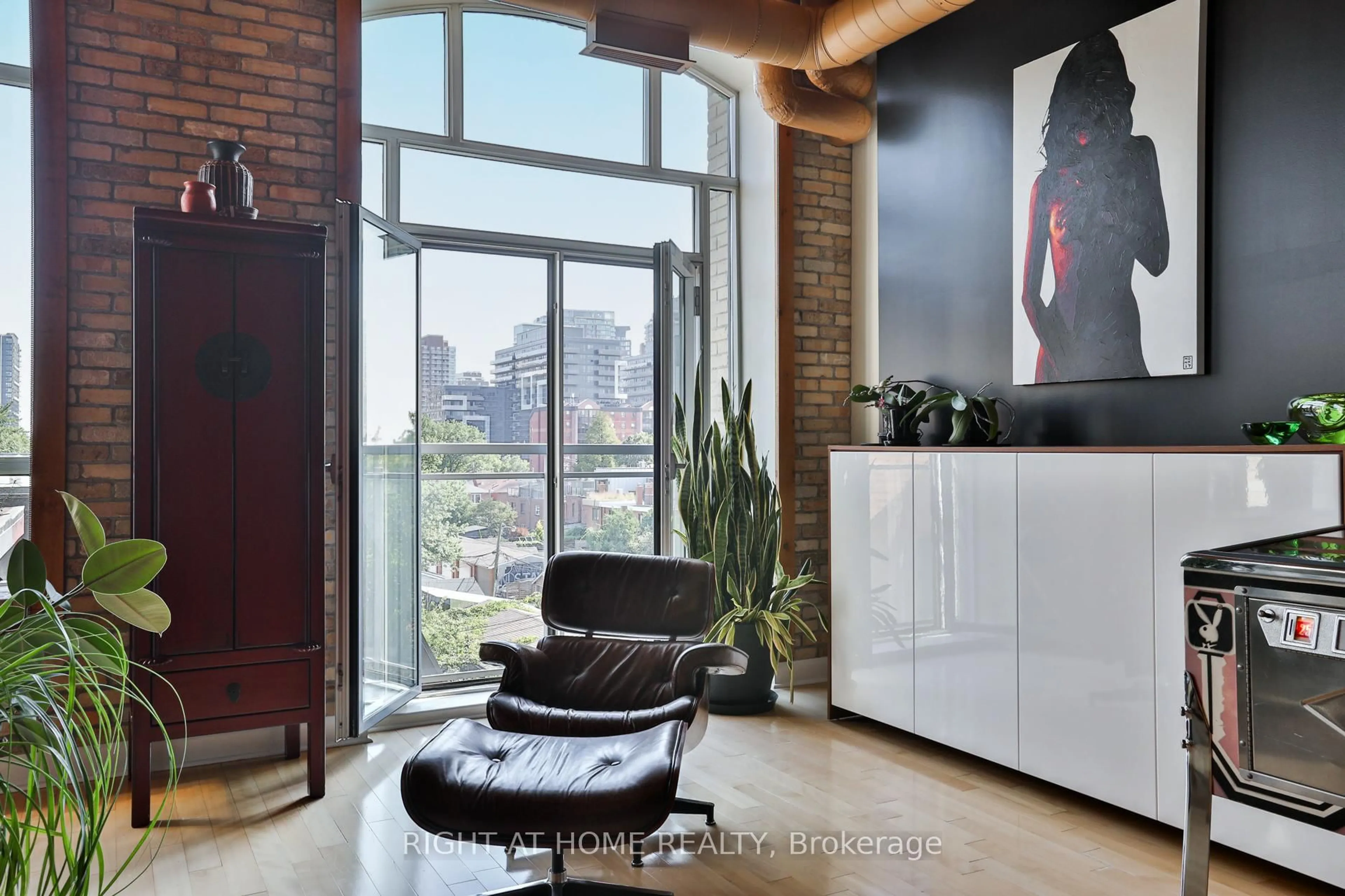 Unknown for 993 Queen St #310, Toronto Ontario M6J 1H2