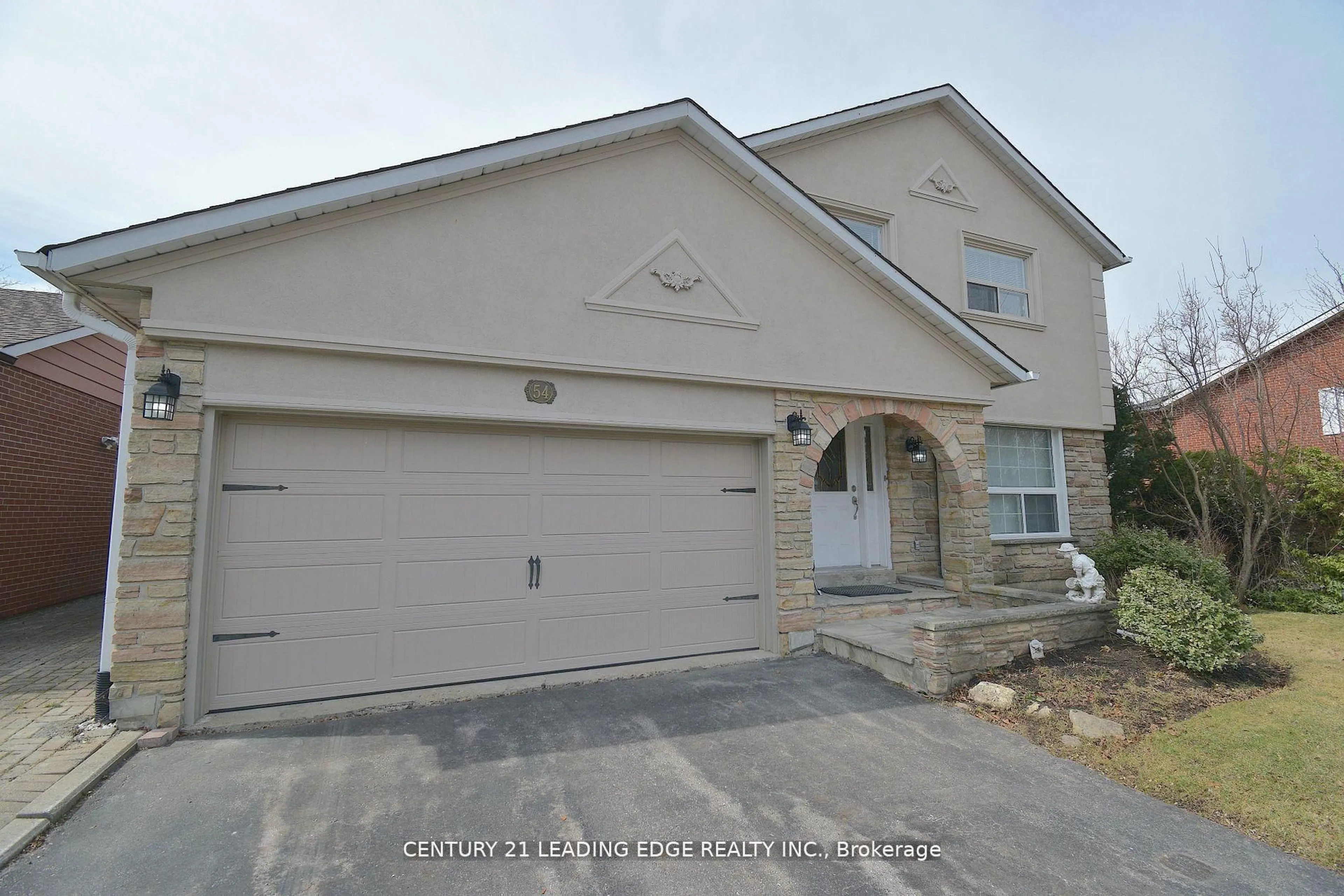 Home with vinyl exterior material, street for 54 Avonwick Gate, Toronto Ontario M3A 2M6