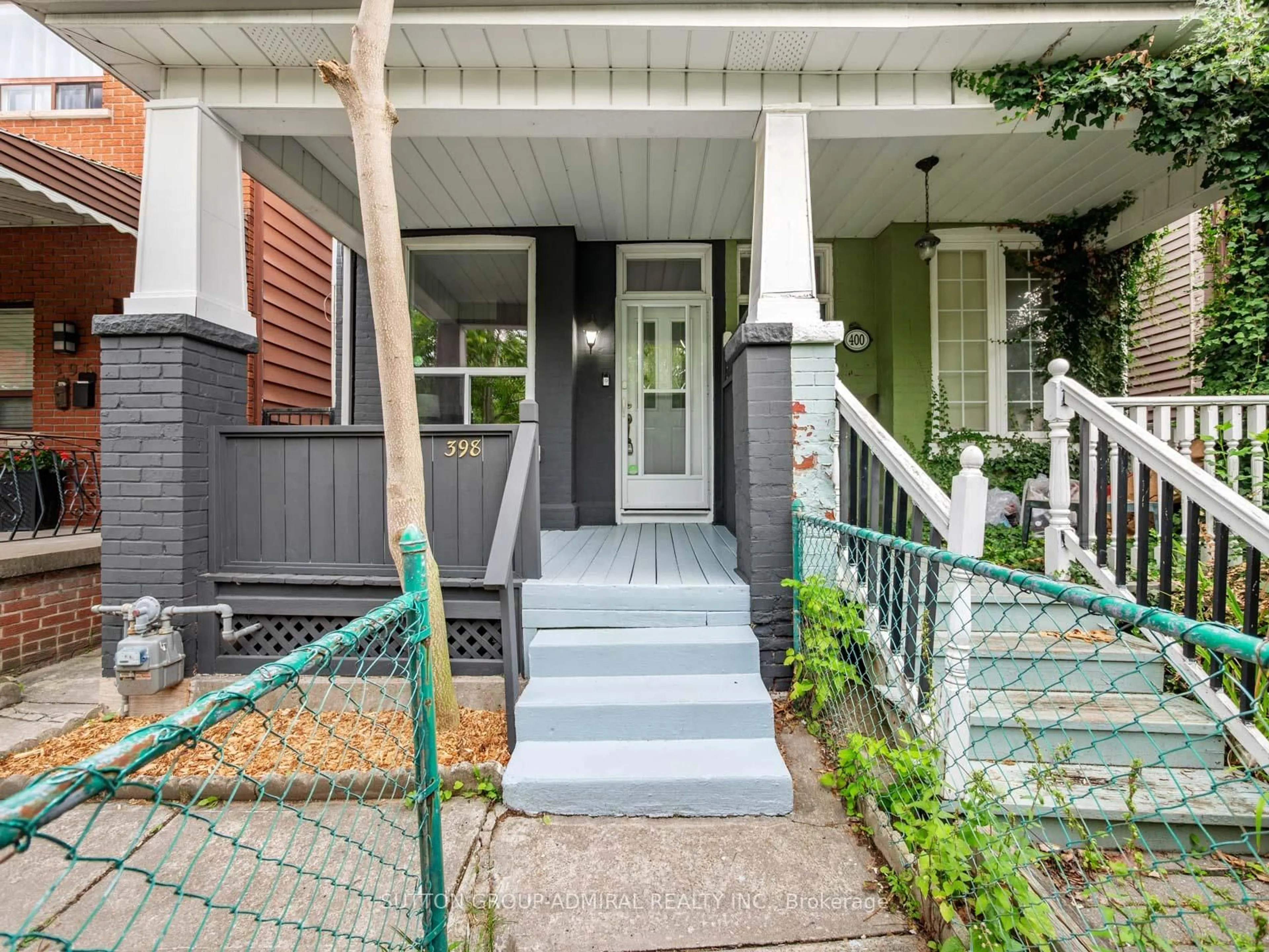 Indoor entryway for 398 Crawford St, Toronto Ontario M6J 2V9