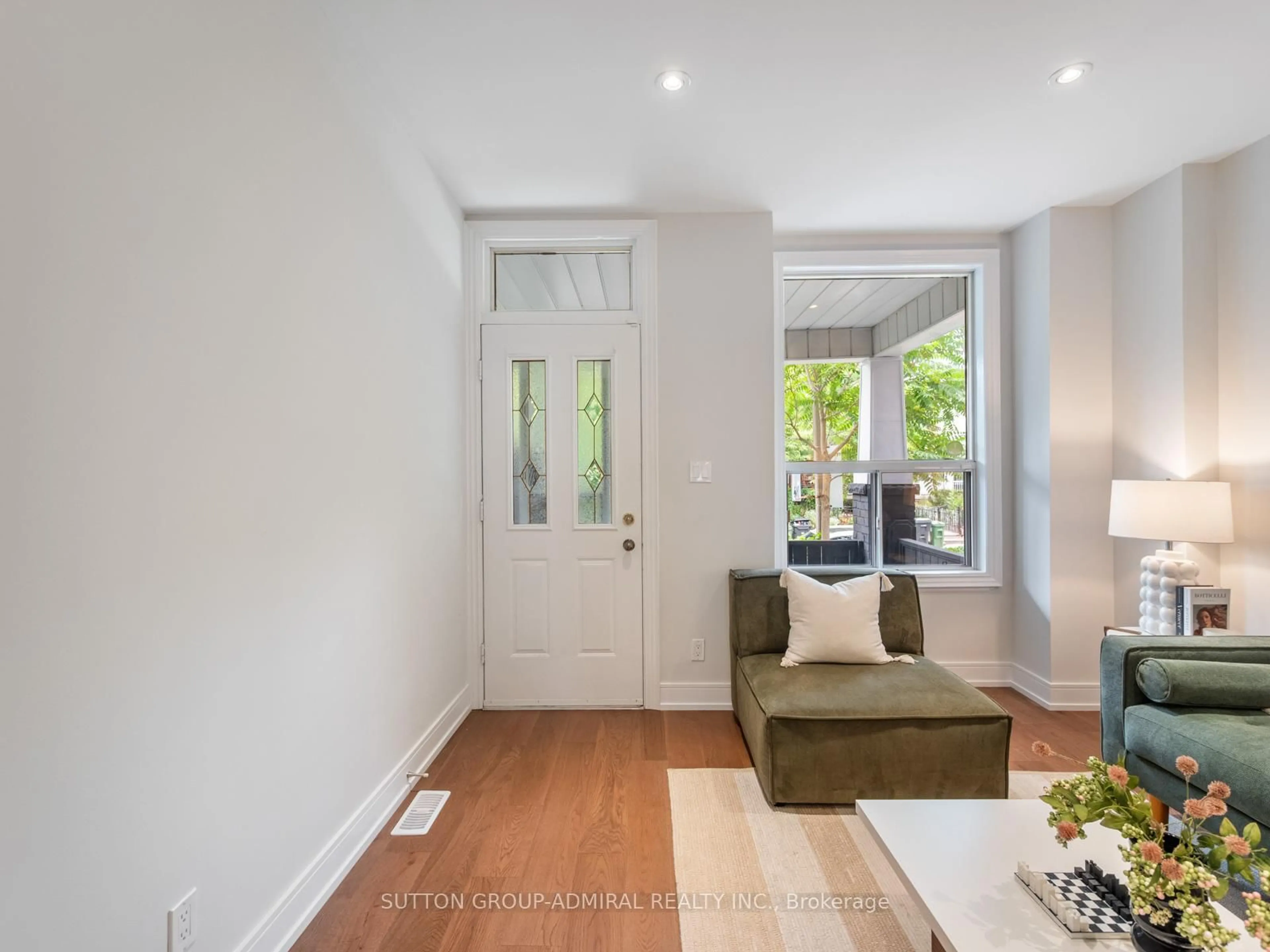 Indoor entryway for 398 Crawford St, Toronto Ontario M6J 2V9
